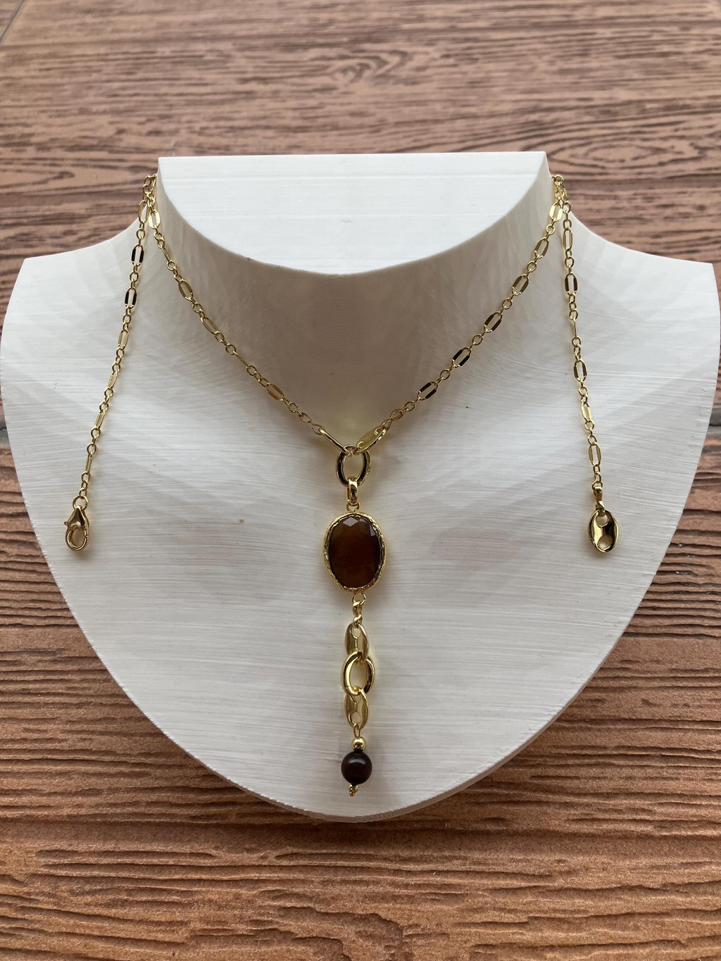 sautoir moderne chaîne torsadée en plaqué or, superbe connecteur en cristal œil de tigre dans sa lunette en plaqué or, semi précieuse