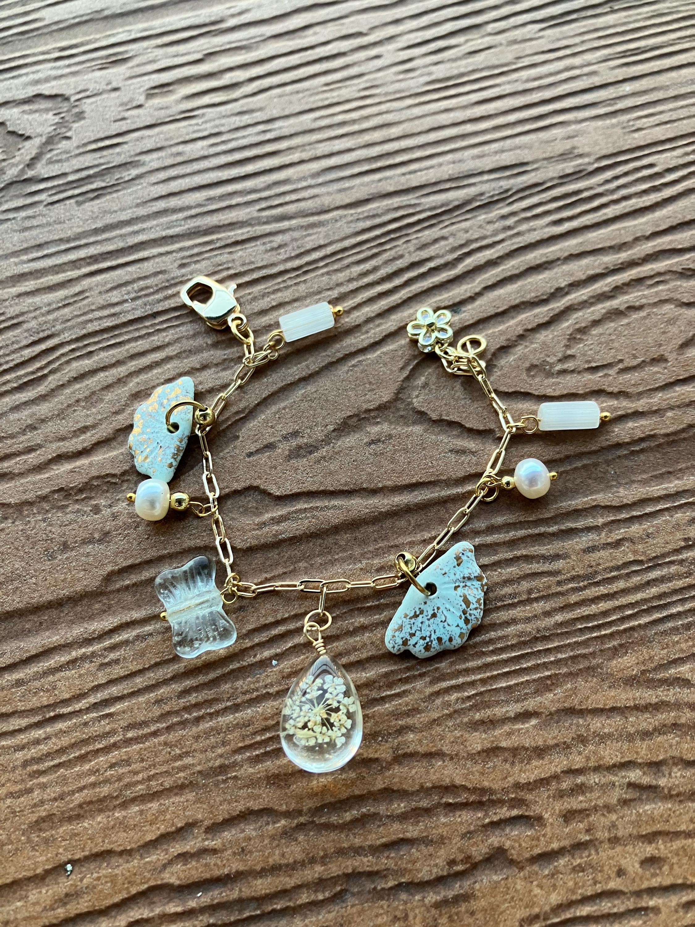 bracelet original pampilles céramique or, verre vintage, fleur séchée, plaqué or et perles de culture