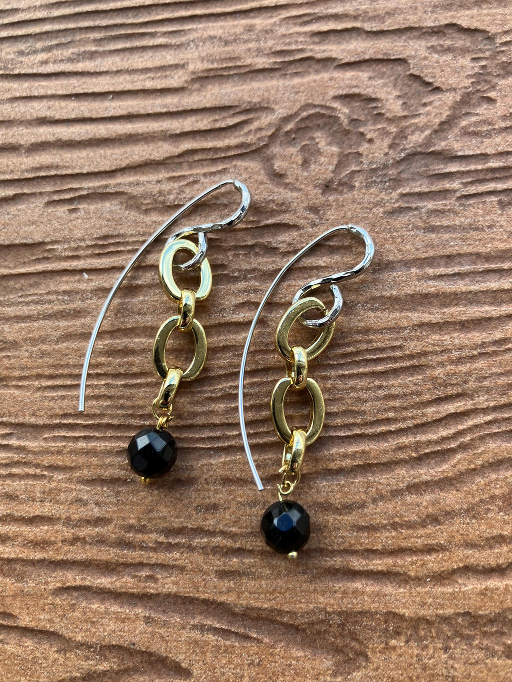 Boucles modernes originales en argent, plaqué or et semi précieuse onyx noir facette