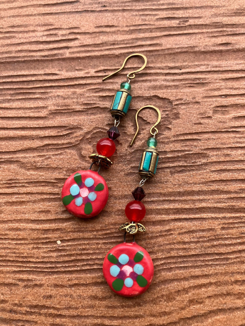 boucles ethniques chic en céramique artisanale peinte, semi précieuse cornaline, perle ethnique, cristal Swarovski et crochets fait main