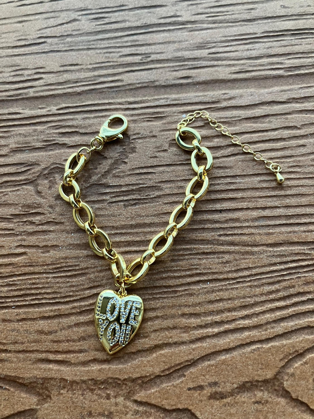 bracelet chic chaîne épaisse laiton plaqué or 18 carats maillons ovales entrelacés avec son Charm cœur expressif Love you en laiton aurifie