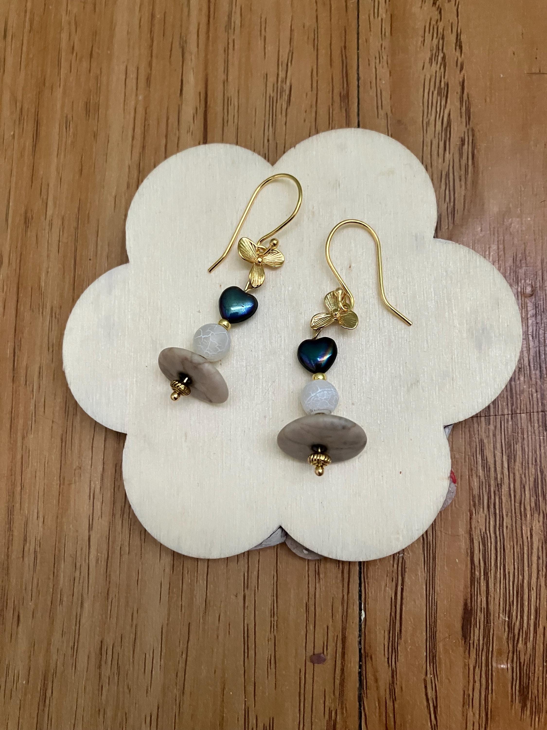 Boucles, boucles d oreilles fleur en laiton doré à l or fin 24k et semi précieuse agate craquelé, galets naturels