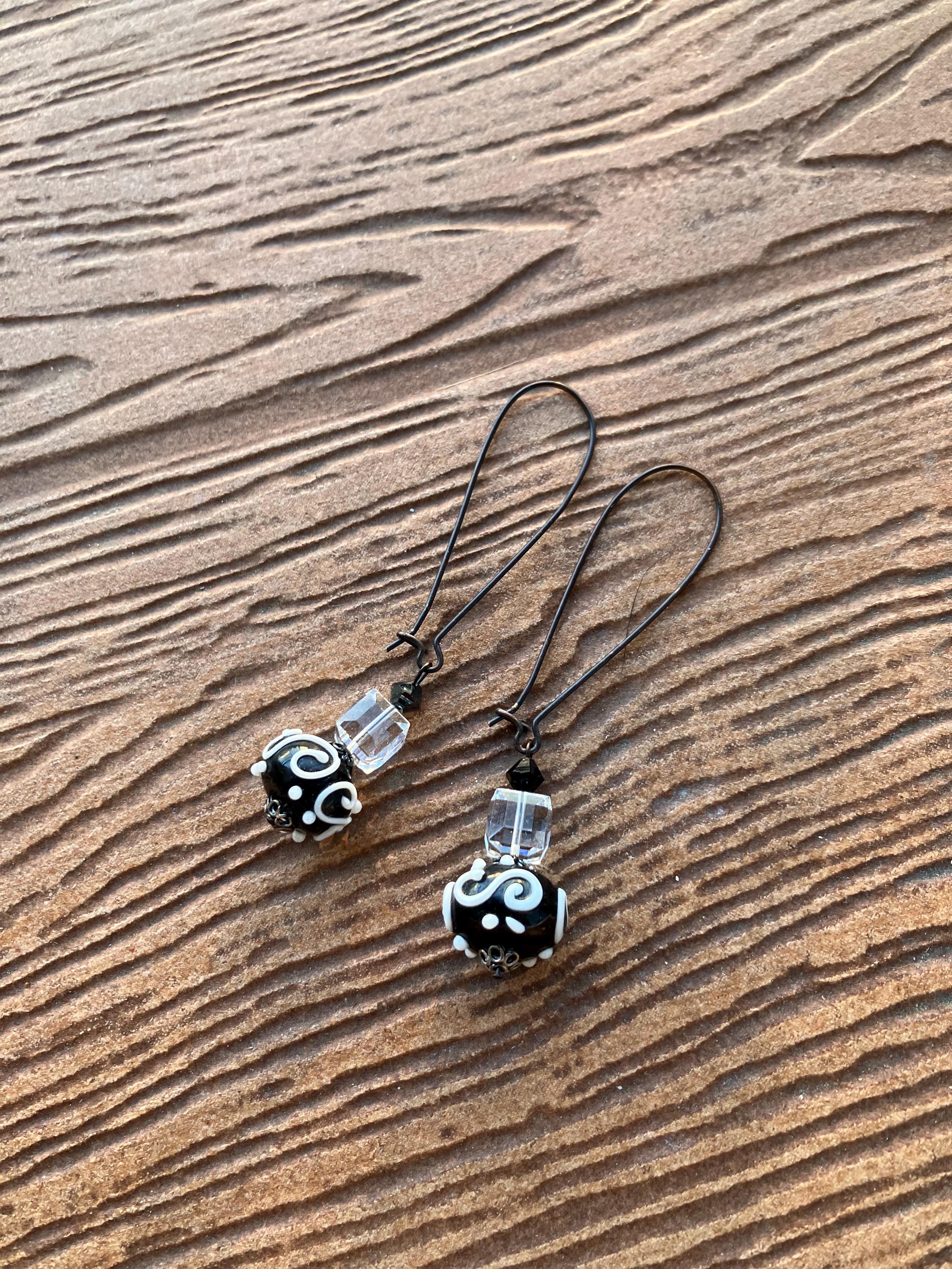 boucles, longues boucles noires et blanches, verre filé d art, cristal Swarovski, cuivre