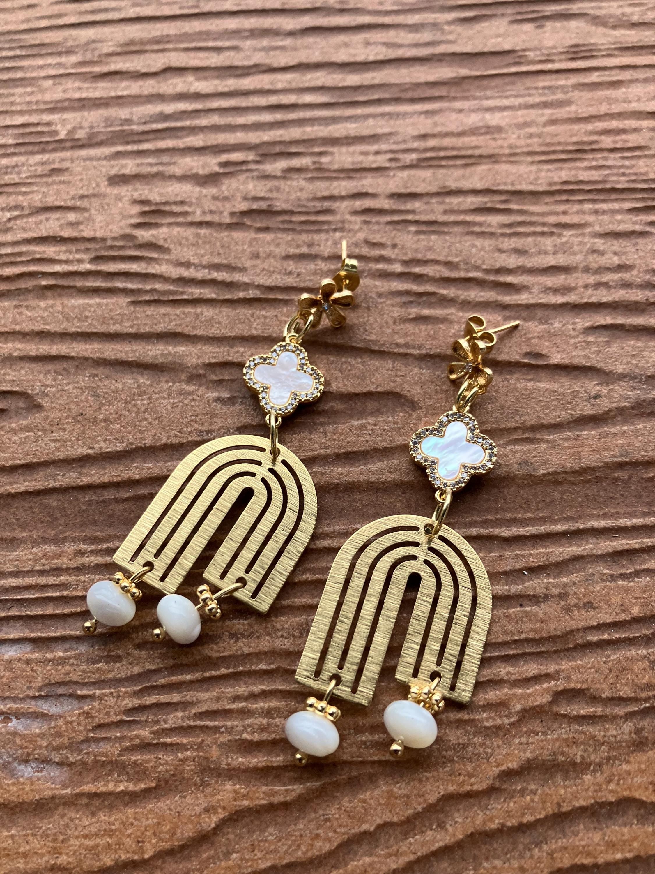 Collection fêtes - Boucles pendantes en plaqué or et coquillage naturel