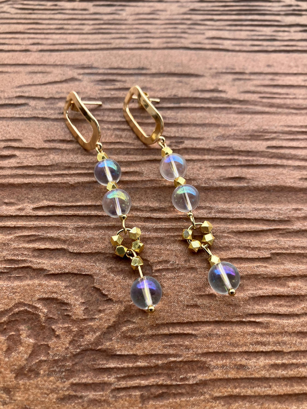 Boucles pendantes modernes en plaqué or et cristal de quartz