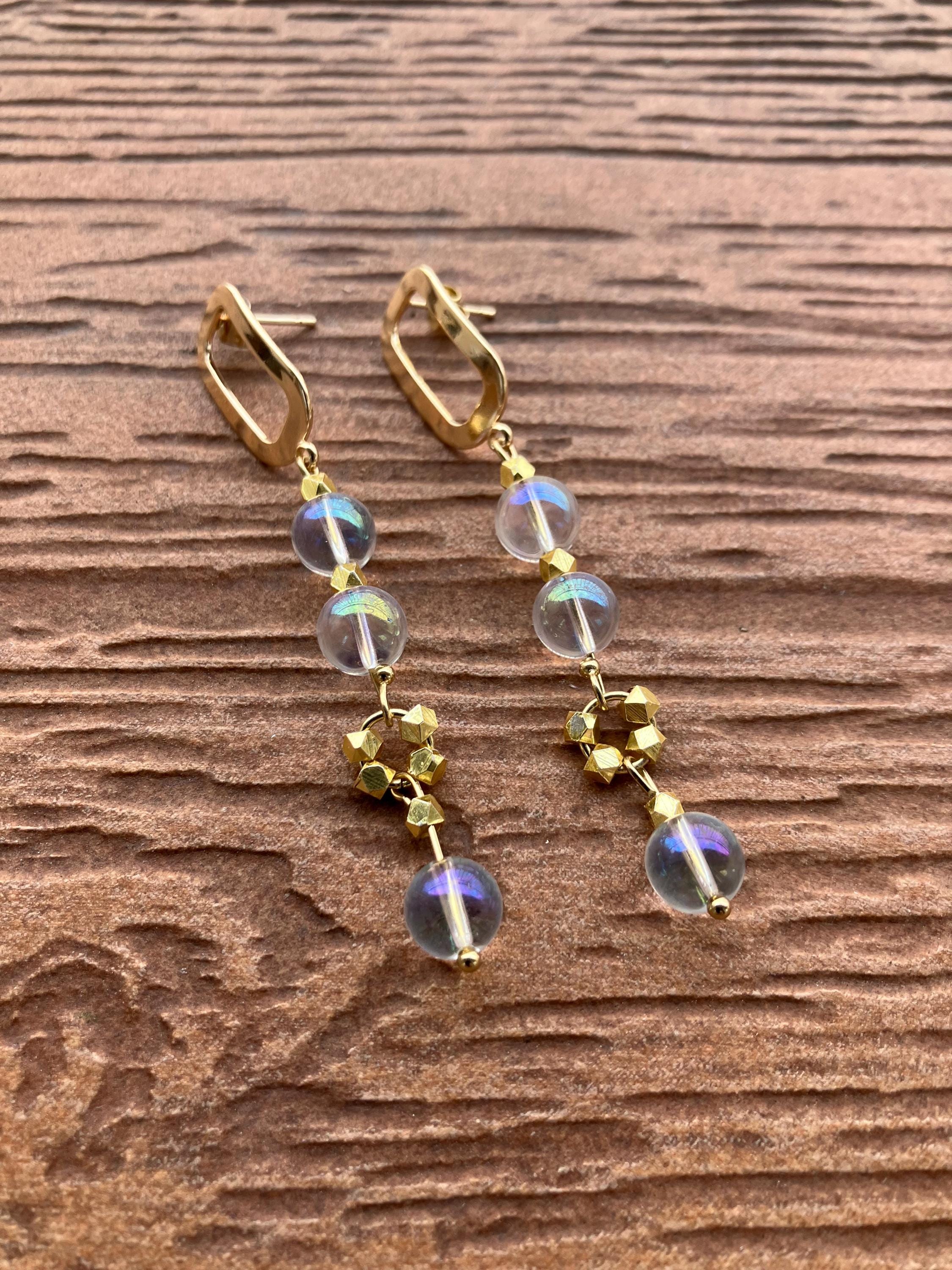 Boucles pendantes modernes en plaqué or et cristal de quartz