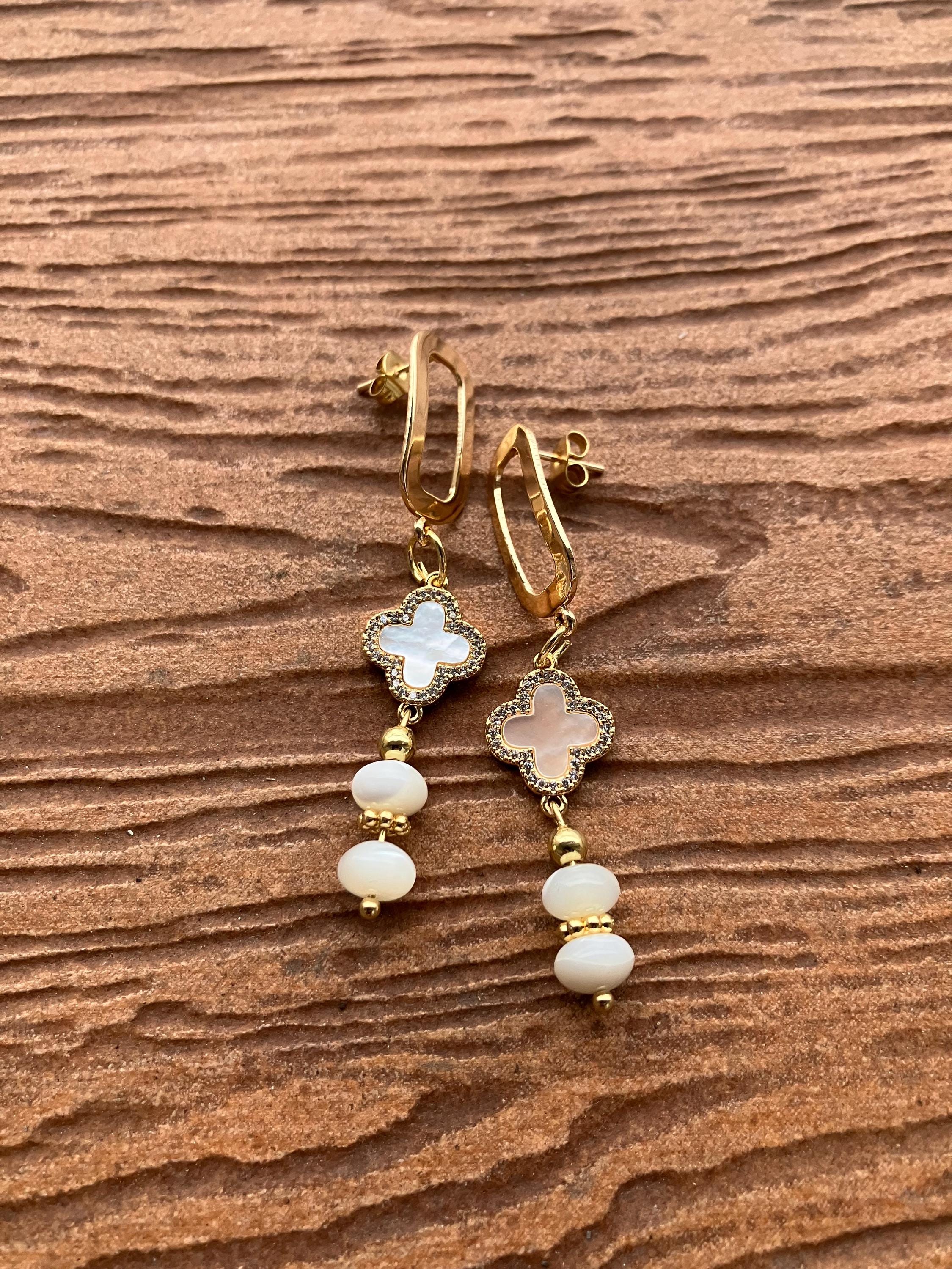 Collection fêtes - Boucles modernes chic tendance en plaqué or, nacre et coquillage naturel