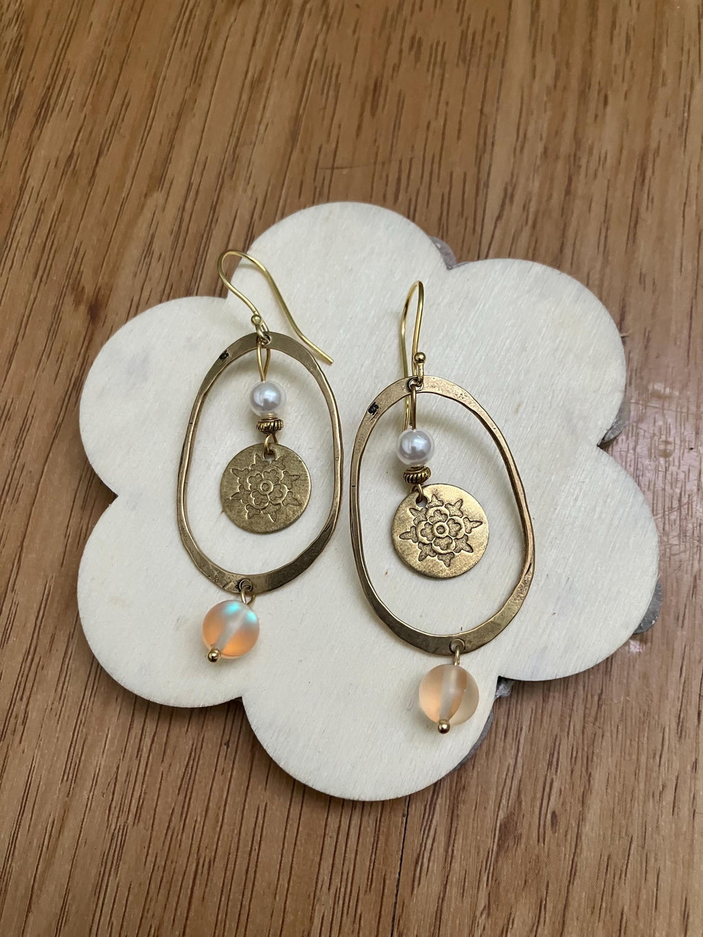 Boucles, anneaux, ovales, bronze massif, pierres semi précieuses, spectrolite, nacre Swarovski