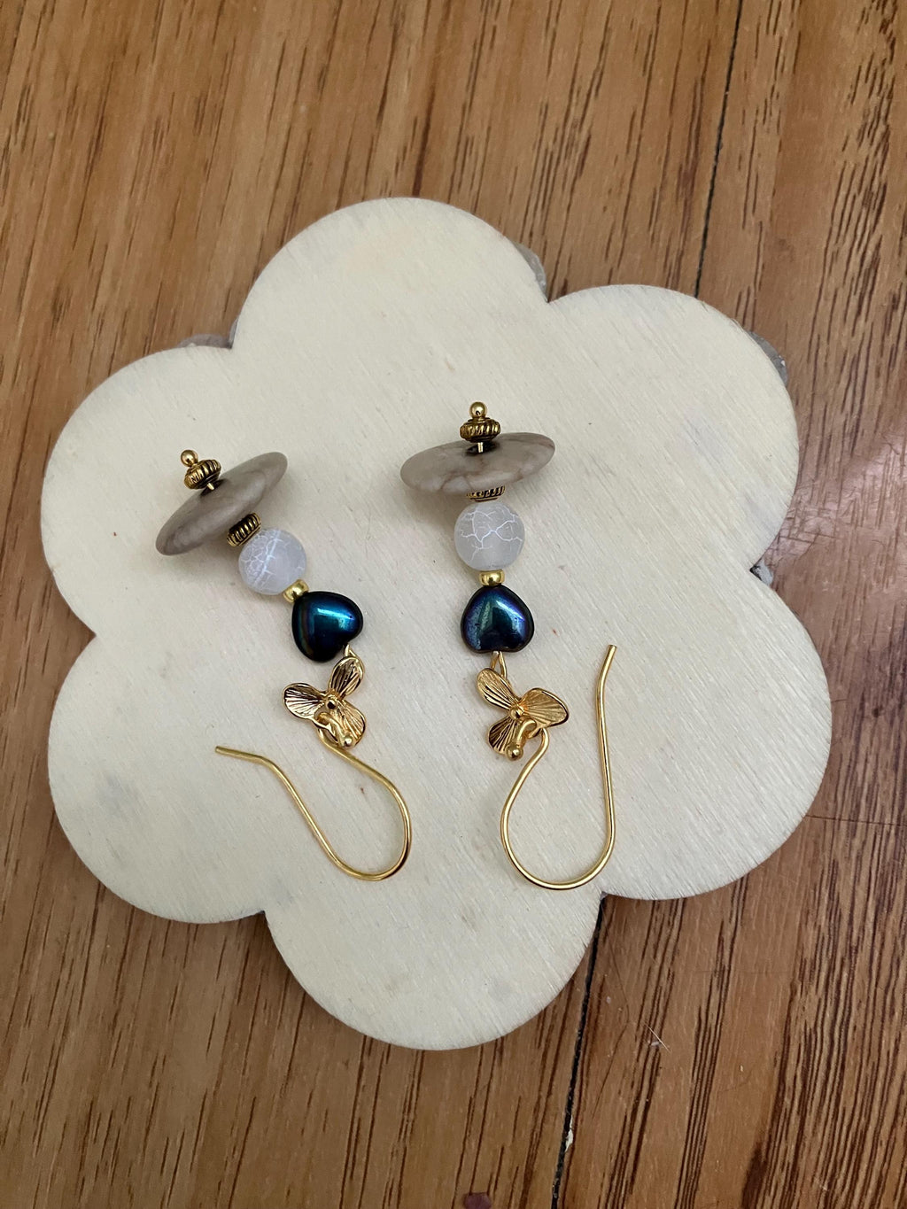 Boucles, boucles d oreilles fleur en laiton doré à l or fin 24k et semi précieuse agate craquelé, galets naturels