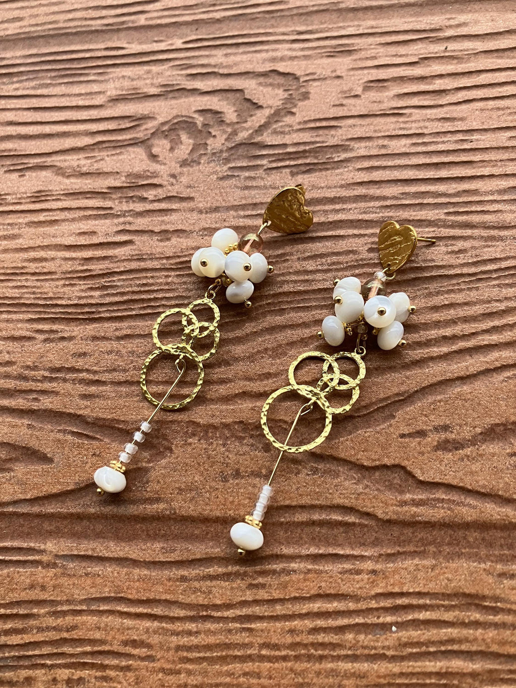 Longues boucles pendantes chic en laiton doré artisan et perles naturelles en coquilles de mer blanche troca