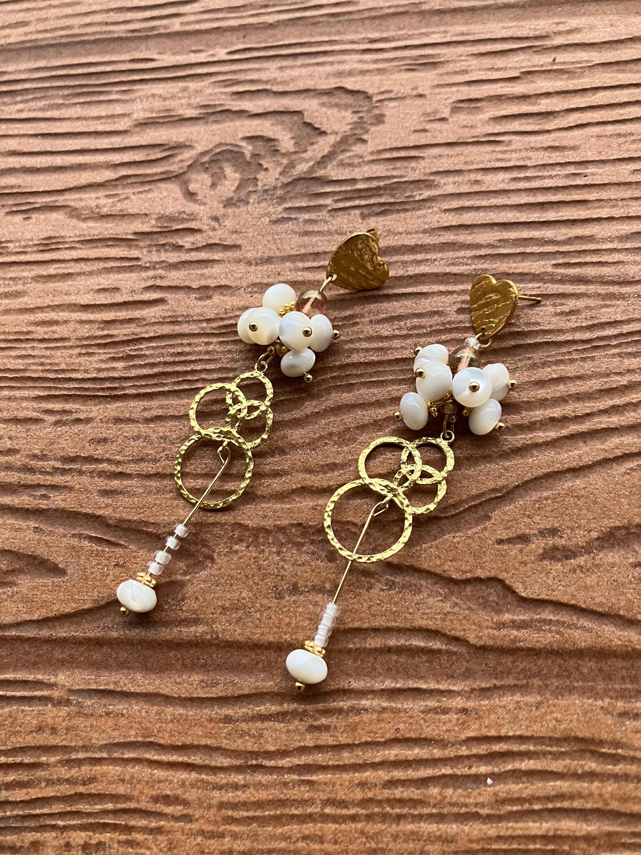 Longues boucles pendantes chic en laiton doré artisan et perles naturelles en coquilles de mer blanche troca