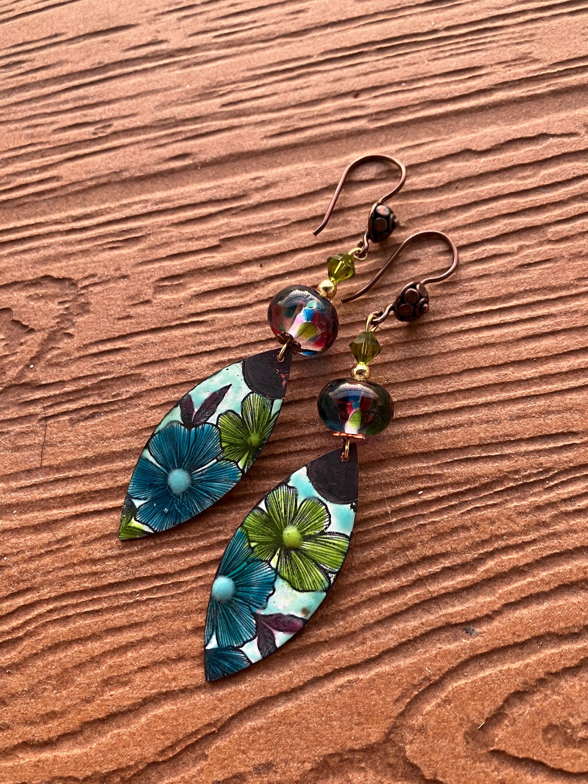 boucles romantiques fleuries en cuivre émaillé d art, verre filé au chalumeau, plaqué or et cuivre