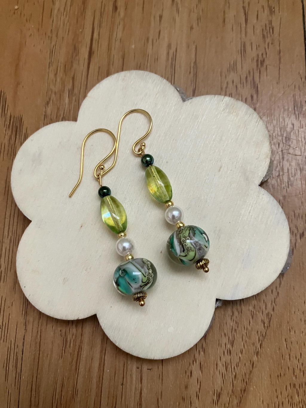 Boucles, Boucles tendance, laiton doré à l or fin, verre filé au chalumeau, nacre Swarovski, verre tchèque, hématite