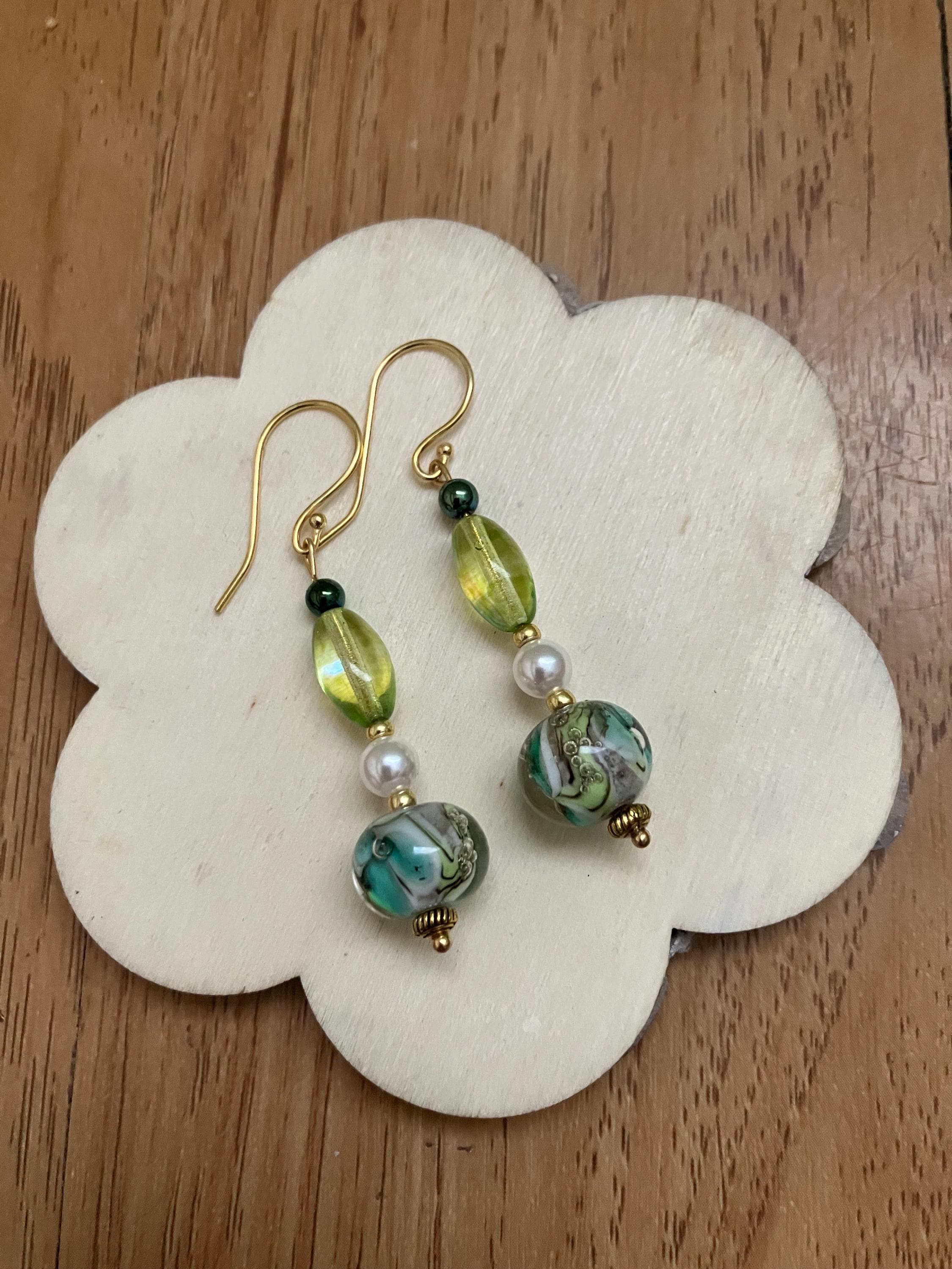 Boucles, Boucles tendance, laiton doré à l or fin, verre filé au chalumeau, nacre Swarovski, verre tchèque, hématite