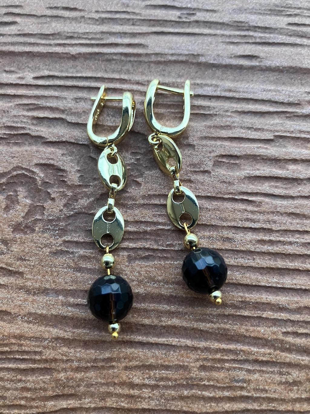 boucles modernes grain de café plaqué or et semi précieuse quartz fume facette