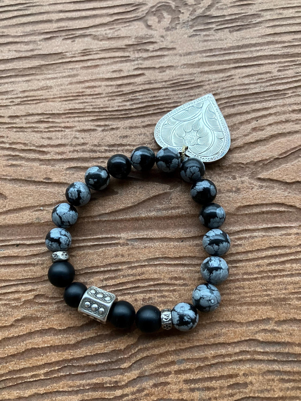 bracelet cœur bohème chic en pierres semi précieuse onyx noir et obsidienne flocon de neige