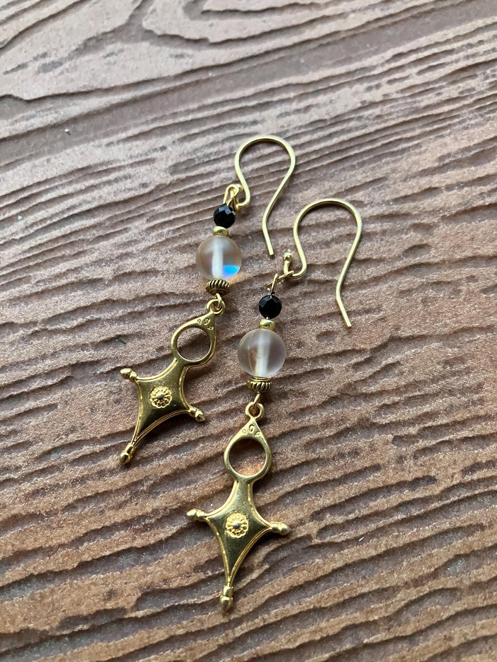 Boucles, Longues boucles ethniques en laiton doré à l or fin, semi précieuse spectrolite et onyx facette