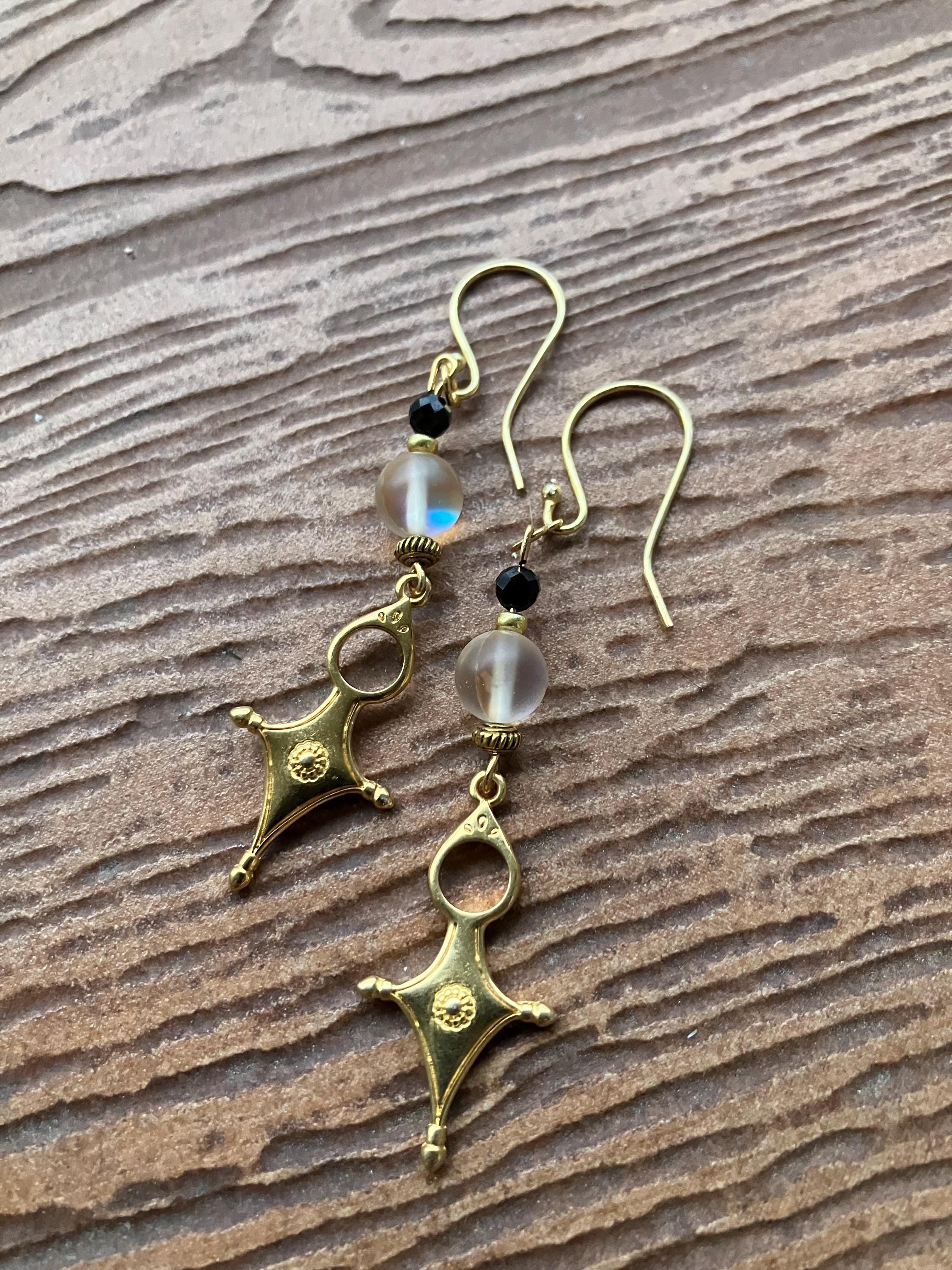 Boucles, Longues boucles ethniques en laiton doré à l or fin, semi précieuse spectrolite et onyx facette