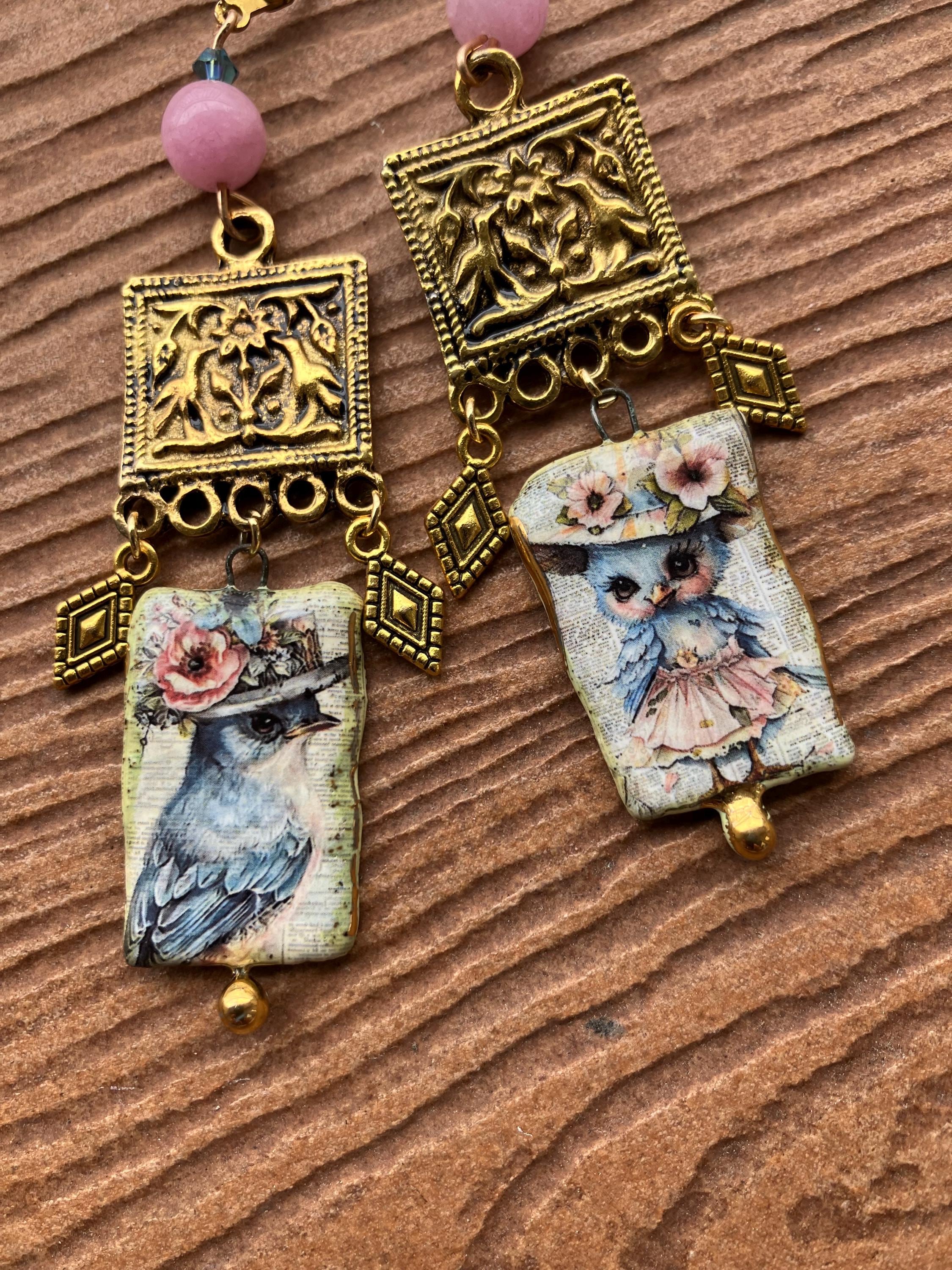 longues boucles art deco en porcelaine et céramique émaillée, semi précieuse et laiton année 1960