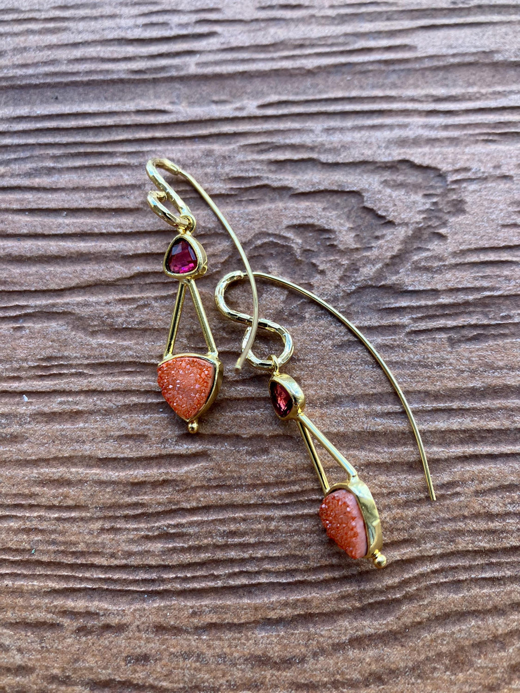 boucles modernes longs crochets martelés en plaqué or 18 carats et pendentif géométrique en agate druzy et Cristal fushia lunette plaqué or