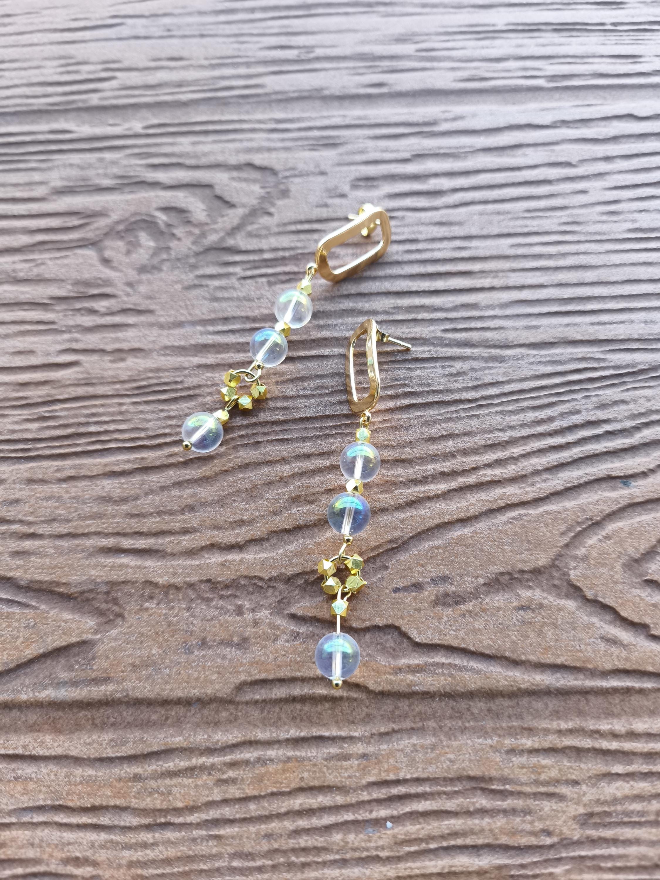 Boucles pendantes modernes en plaqué or et cristal de quartz