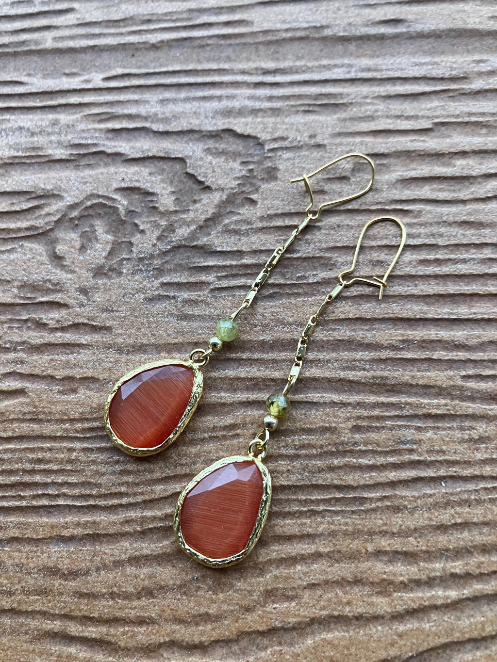 Boucles originales pendantes en plaqué or, cristal orange œil de chat cornaline et semi précieuse grenat vert