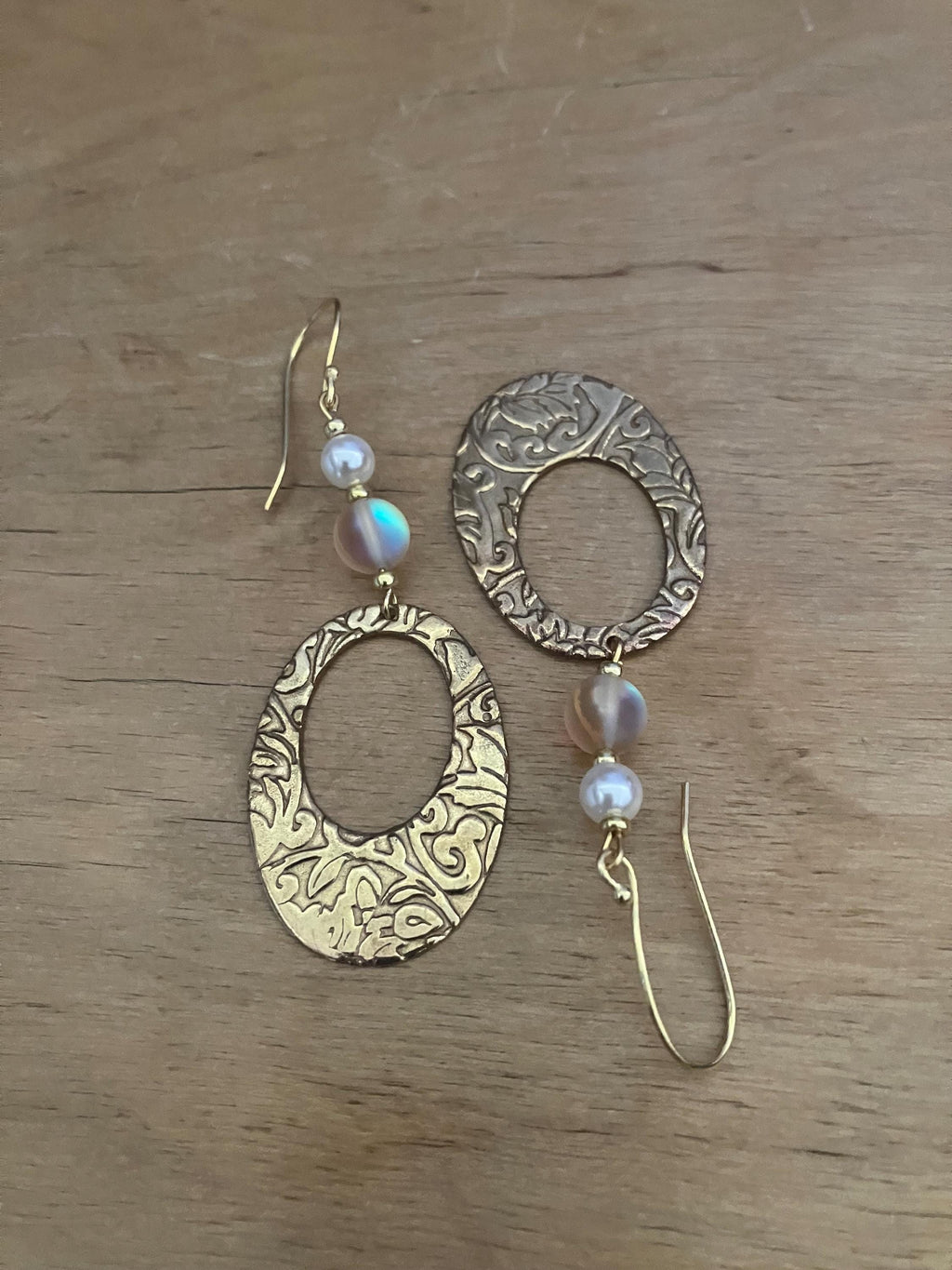 Boucles, boucles en bronze massif martèle, spectrolite, nacre Swarovski