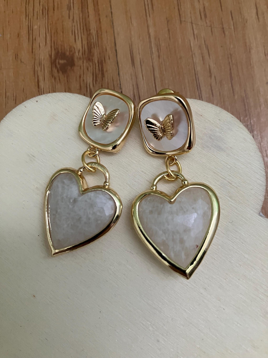 Boucles, boucles cœur, papillon, semi précieuse, pierre de lune, plaqué or 14k