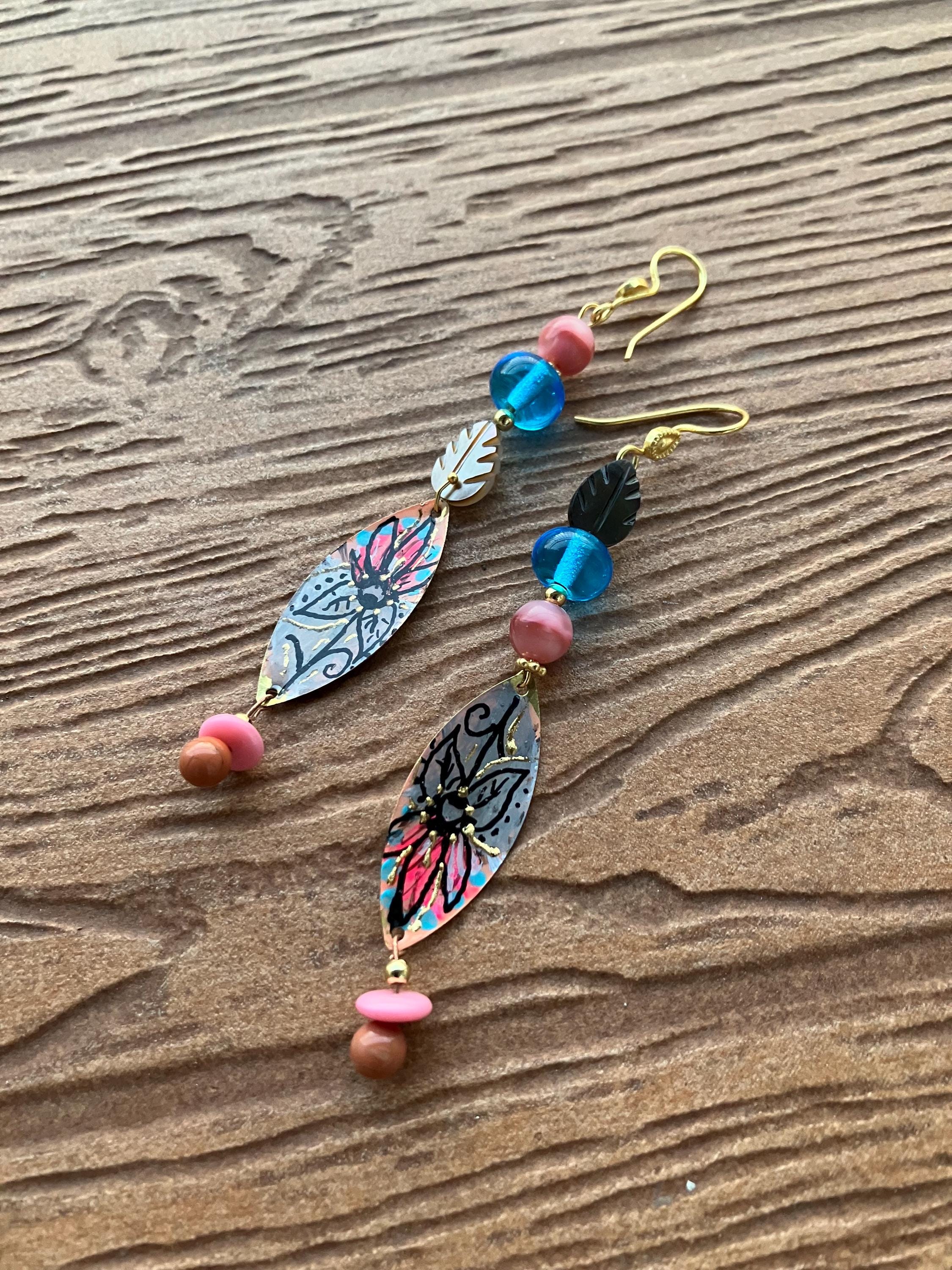 longues boucles artistiques dépareillées  bohème chic colorées peinture sur laiton et verre filé d art