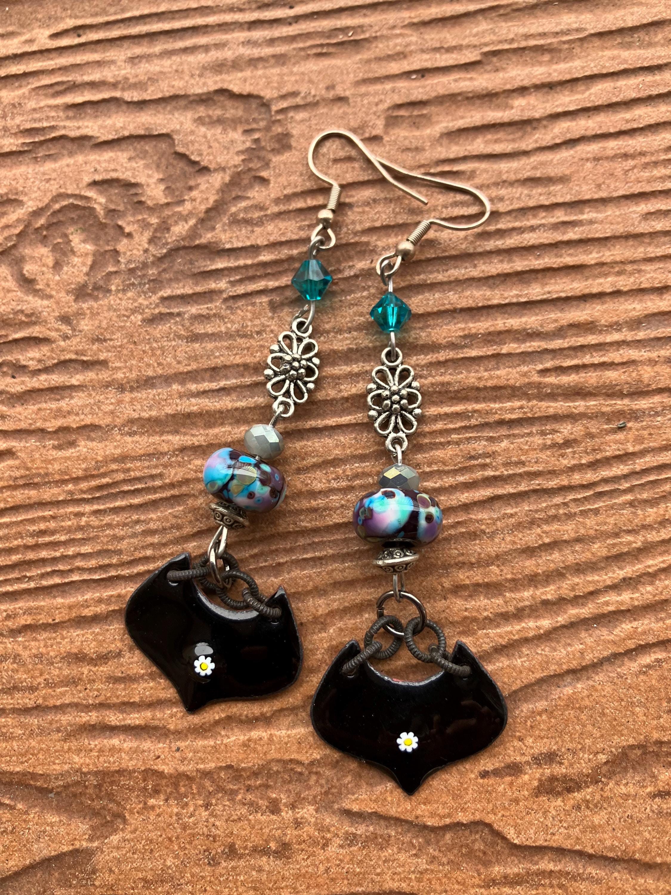 boucles pendantes noire et bleue en cuivre émaillé d art, verre filé au chalumeau, cristal Swarovski et laiton argent antique