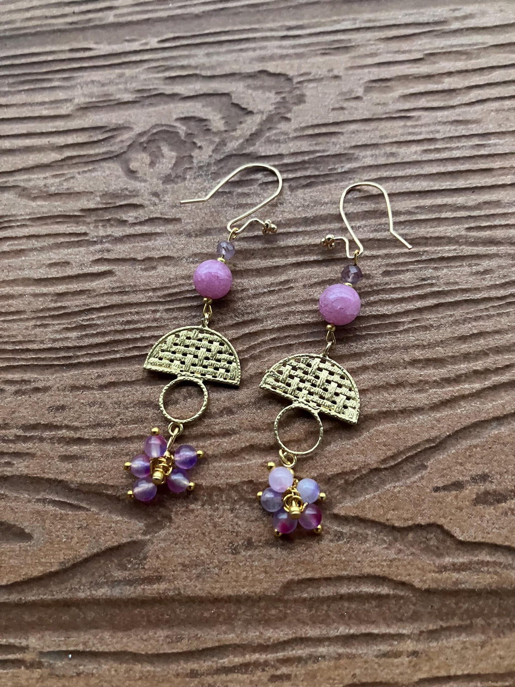 boucles ethniques chic en laiton brut,  semi précieuse calcédoine pourpre, cacoxenite, jade rose violet