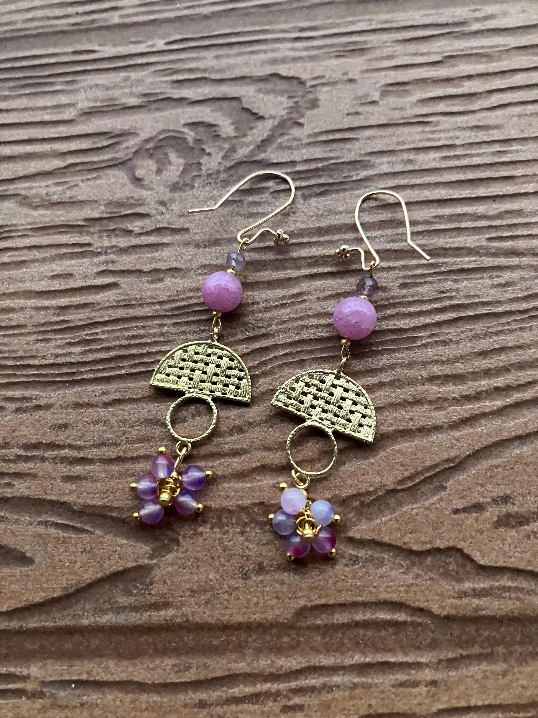 boucles ethniques chic en laiton brut,  semi précieuse calcédoine pourpre, cacoxenite, jade rose violet