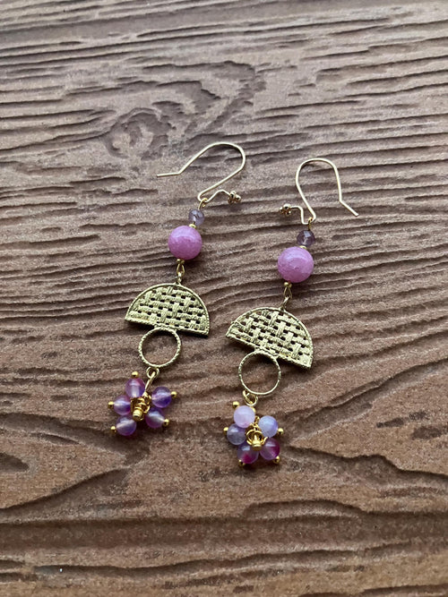 boucles ethniques chic en laiton brut,  semi précieuse calcédoine pourpre, cacoxenite, jade rose violet