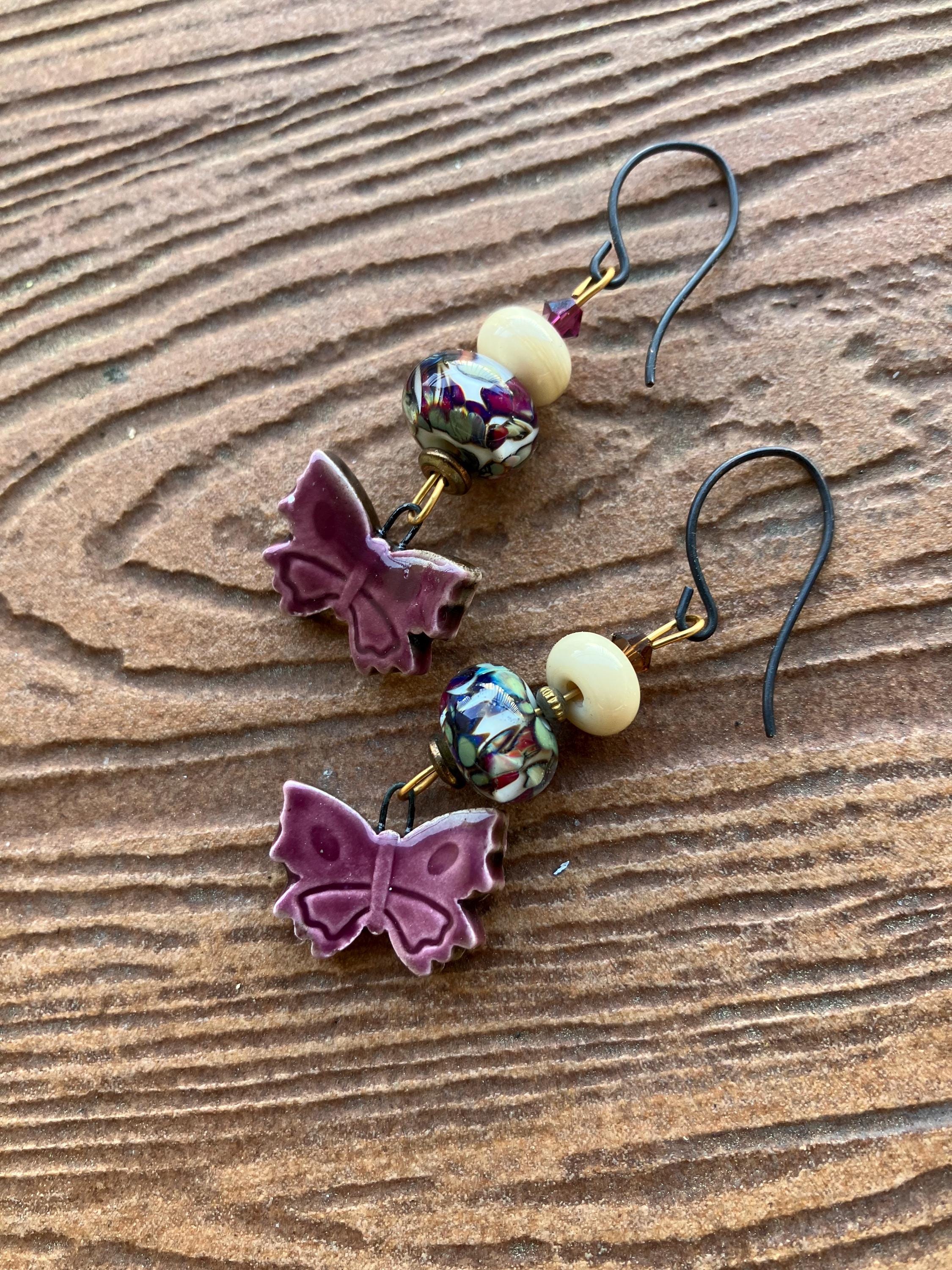 boucles papillon en porcelaine émaillée et verre filé au chalumeau