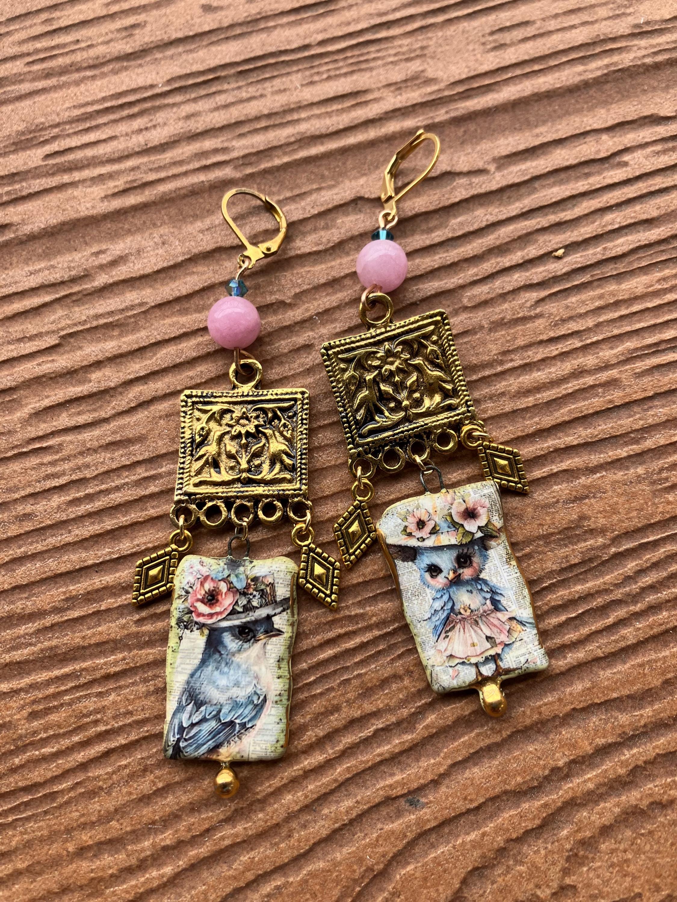 longues boucles art deco en porcelaine et céramique émaillée, semi précieuse et laiton année 1960