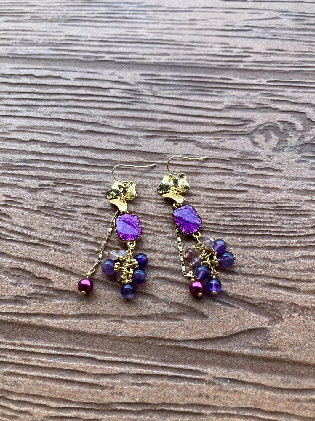 boucles bohème chic romantiques prune violet en laiton doré à l or fin 24k, semi précieuse améthyste et quartz fraise, nacre Swarovski
