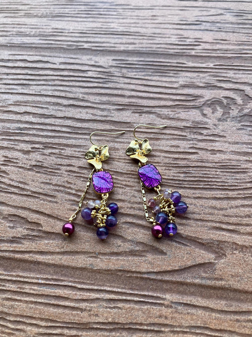 boucles bohème chic romantiques prune violet en laiton doré à l or fin 24k, semi précieuse améthyste et quartz fraise, nacre Swarovski