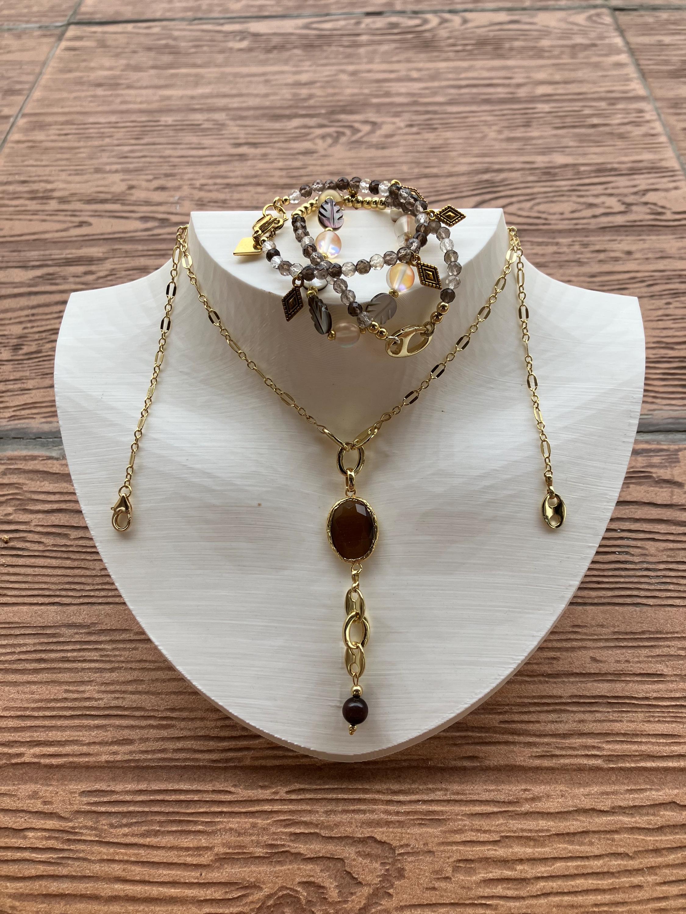 sautoir moderne chaîne torsadée en plaqué or, superbe connecteur en cristal œil de tigre dans sa lunette en plaqué or, semi précieuse