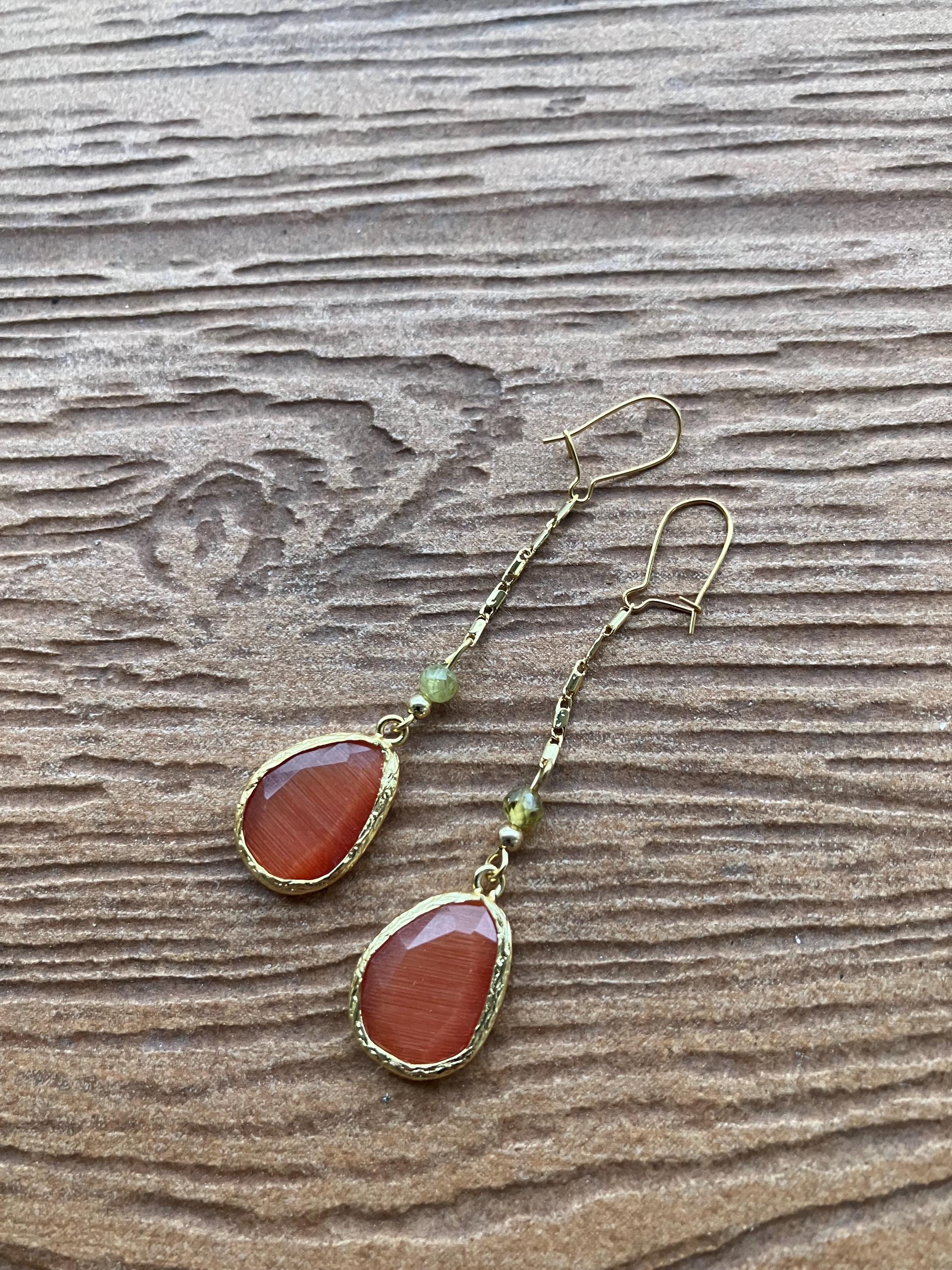 Boucles originales pendantes en plaqué or, cristal orange œil de chat cornaline et semi précieuse grenat vert
