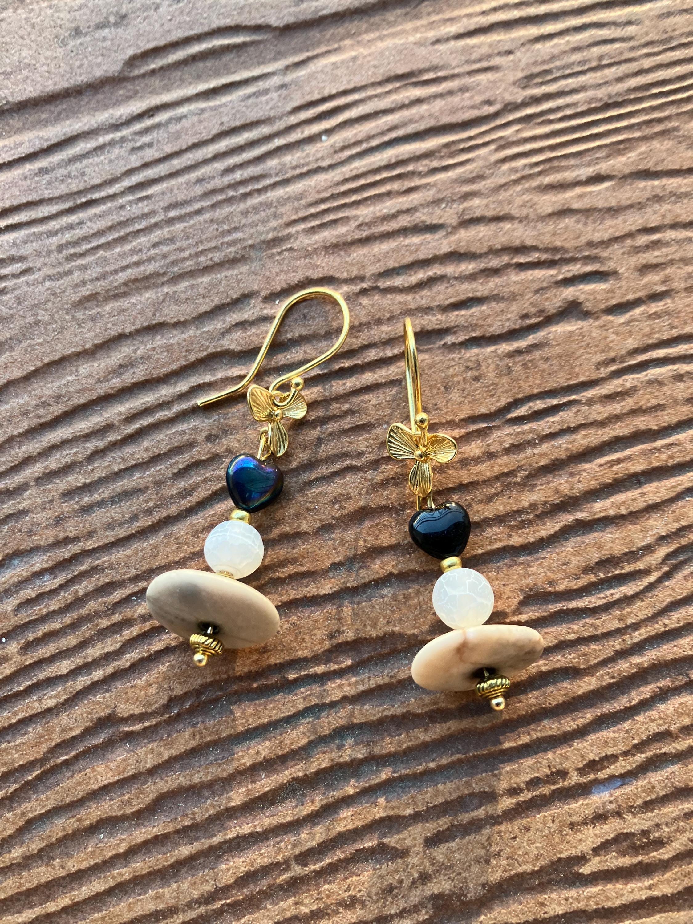 Boucles, boucles d oreilles fleur en laiton doré à l or fin 24k et semi précieuse agate craquelé, galets naturels