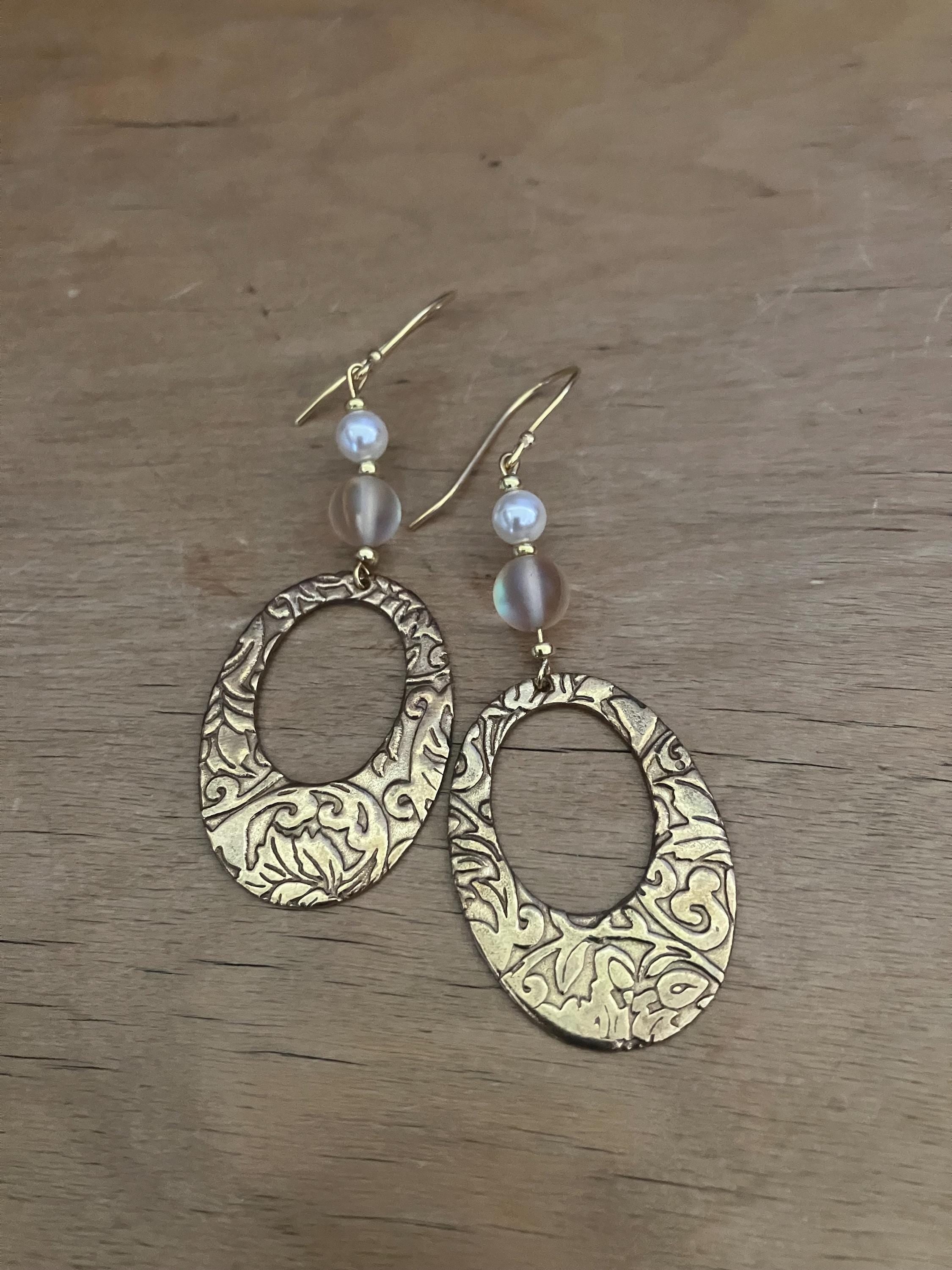 Boucles, boucles en bronze massif martèle, spectrolite, nacre Swarovski