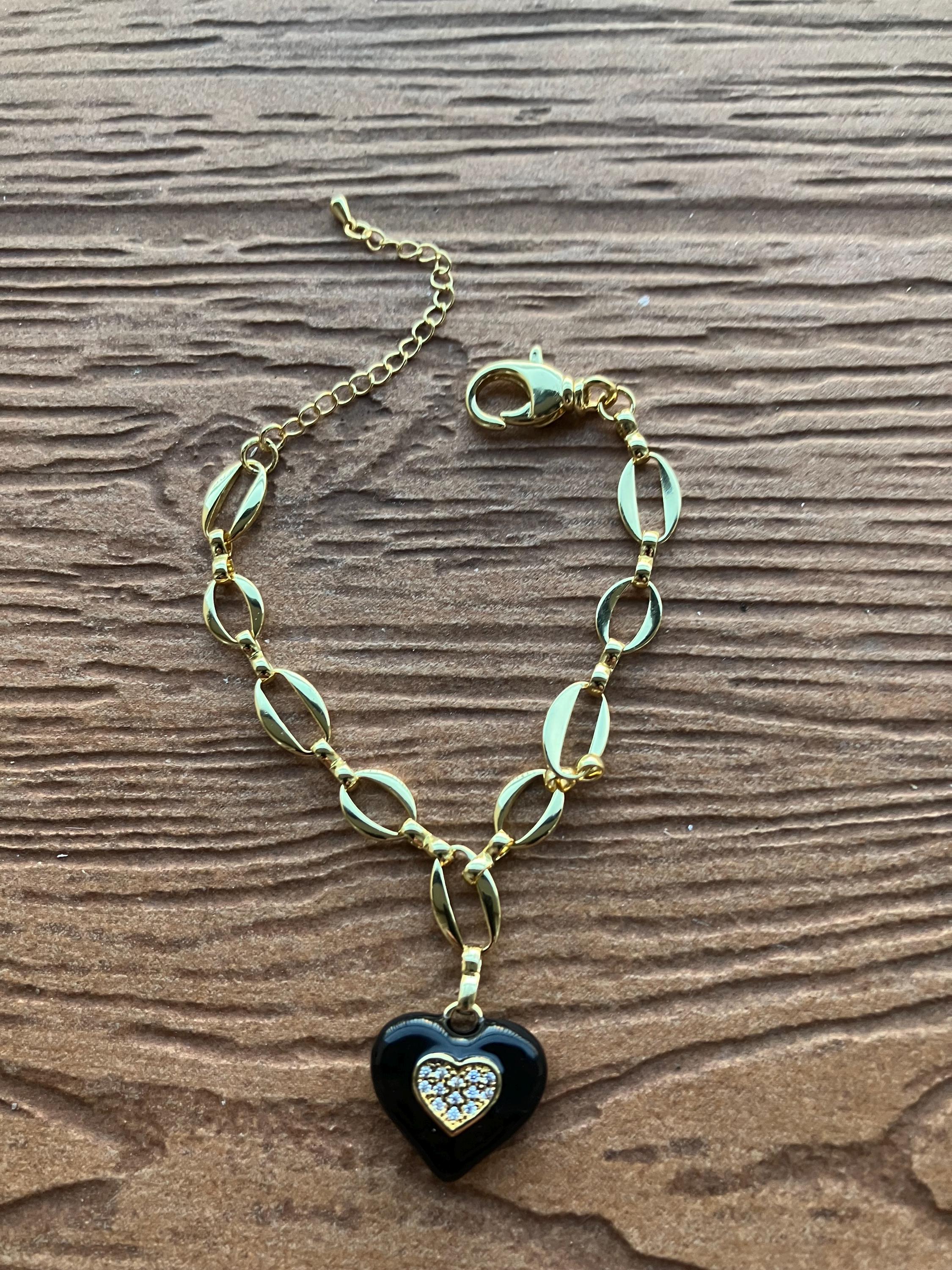 bracelet élégant en laiton 18 carats avec double maillons ovales et son pendentif cœur doré scintillant incrusté sur céramique émaillée