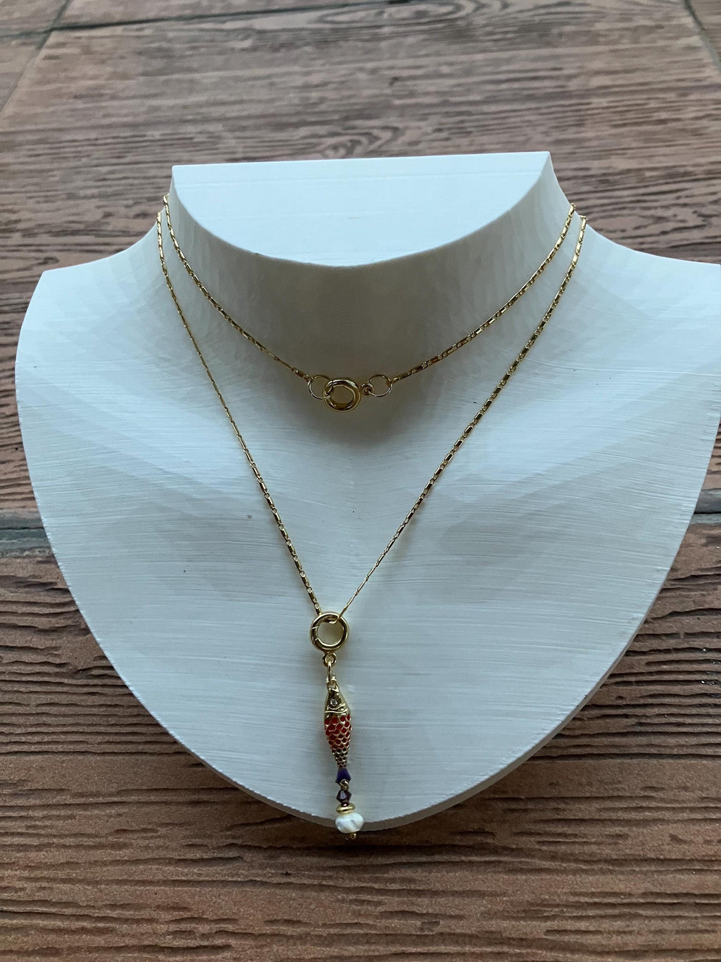 Sautoir moderne en plaque or 18 carats, coquillage naturel, cristal Swarovski avec pendentif poisson en aurifie et émail