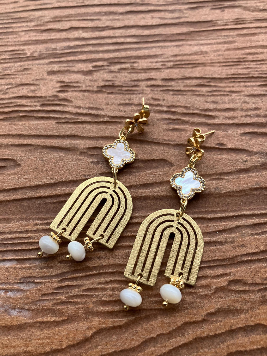 Collection fêtes - Boucles pendantes en plaqué or et coquillage naturel