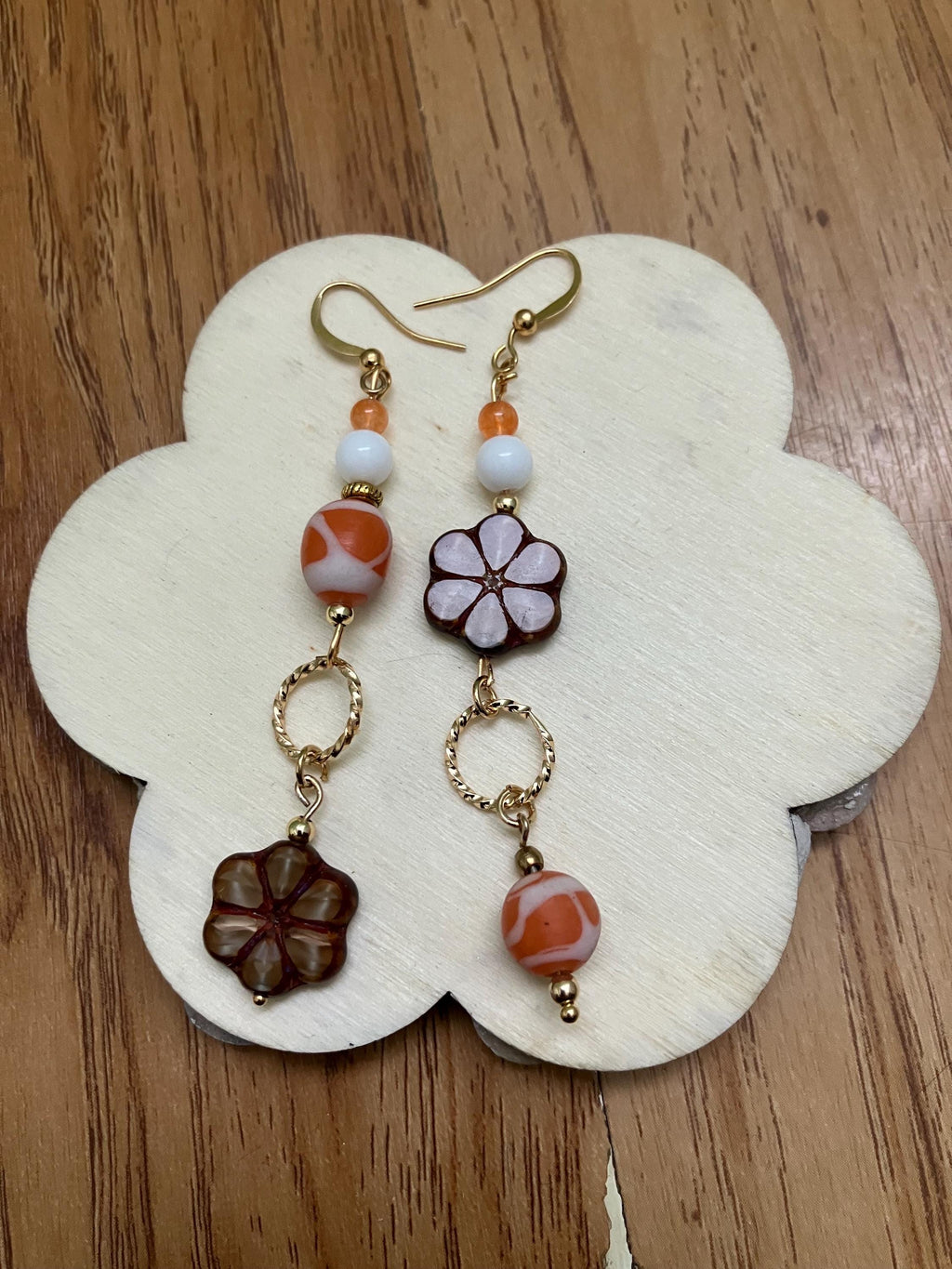 Boucles, longues boucles dépareillées, verre tchèque, verre indien, plaqué or