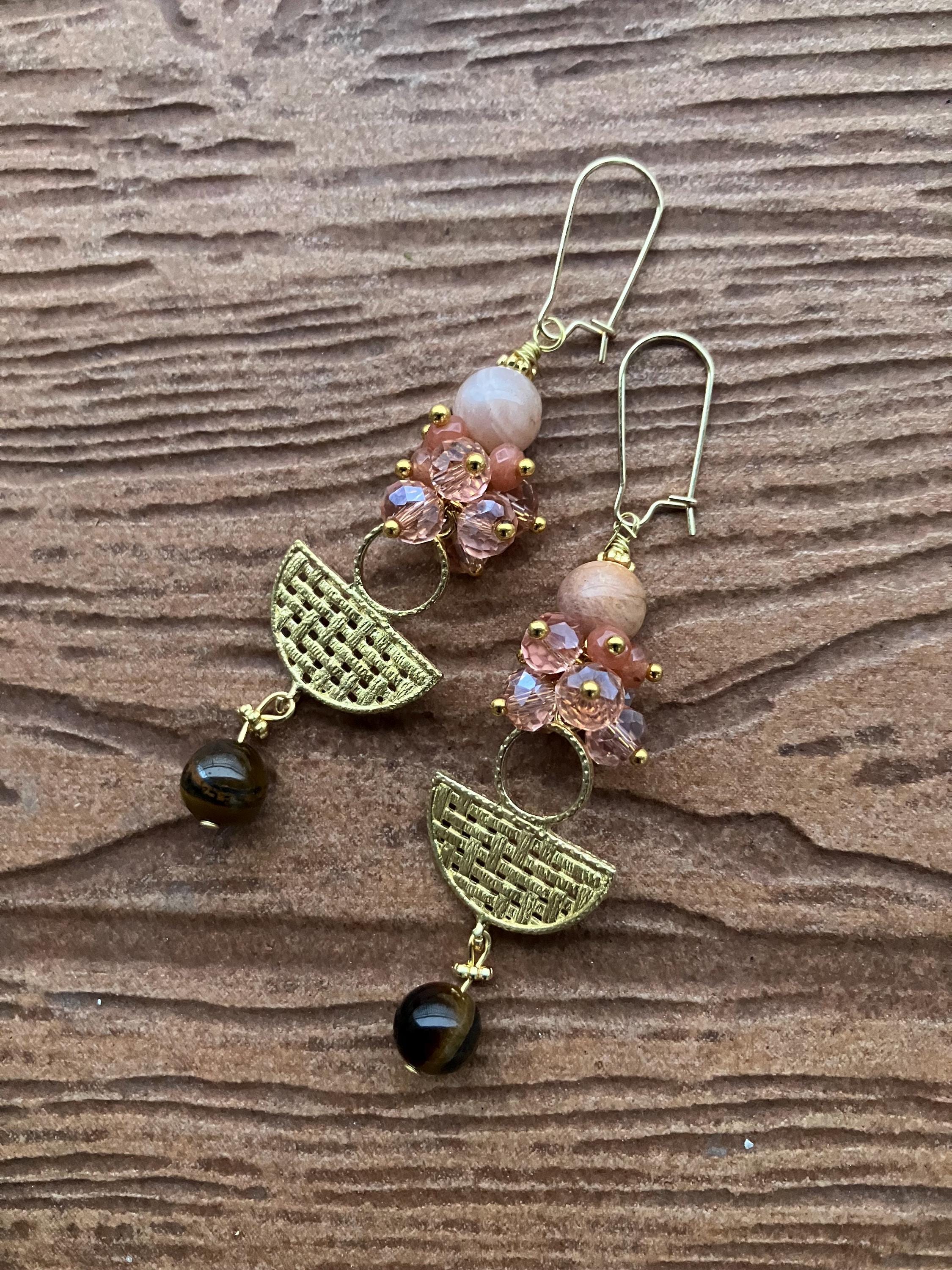 boucles ethniques chic original en laiton brut artisan et semi précieuse pierre de lune saumon, jade saumon facette et œil de tigre
