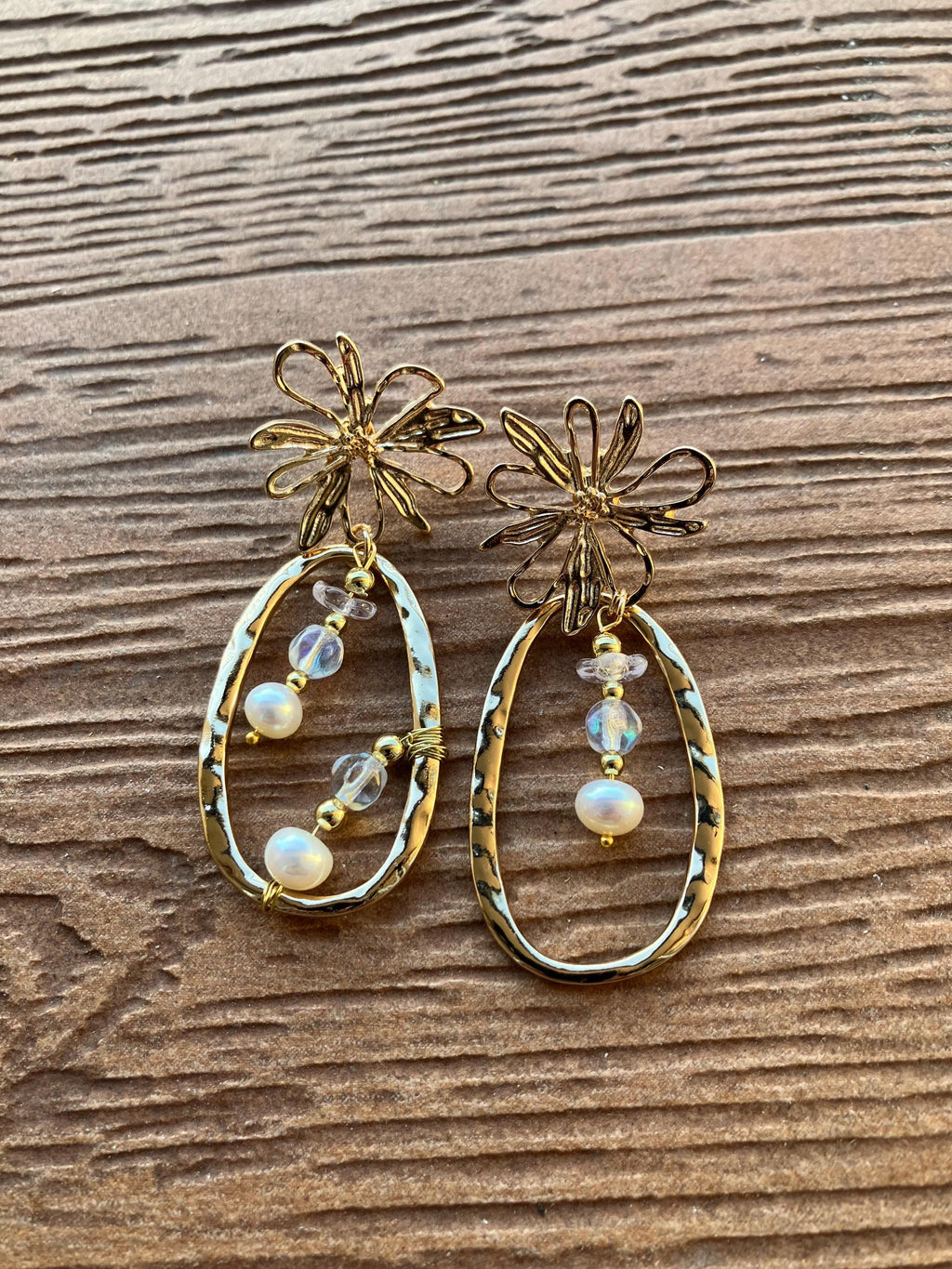 boucles dépareillées originales en zamac, perles de culture et verre tchèque