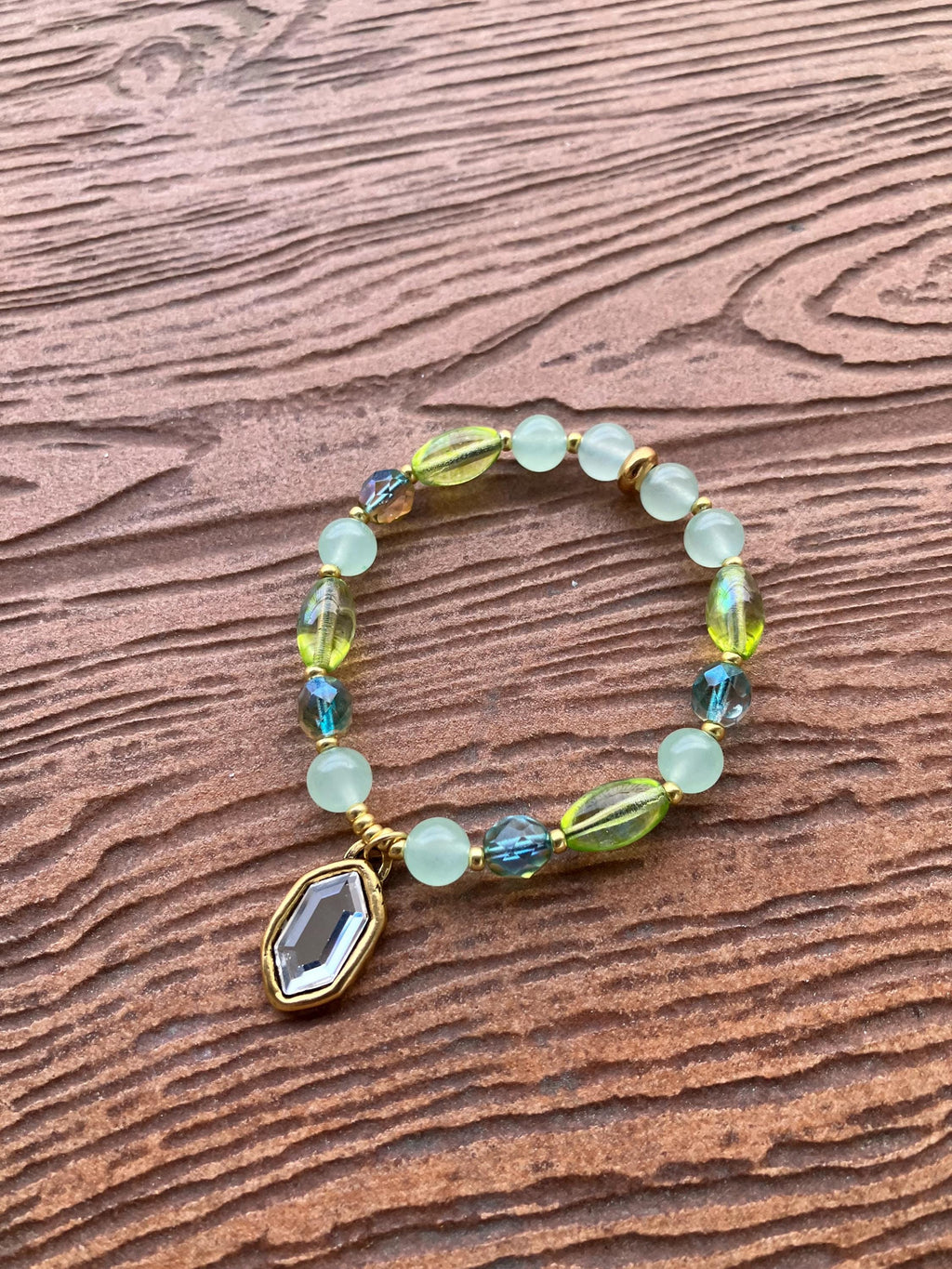 Bracelet, bracelet chic, semi précieuse, aventurine, étain massif doré, cristal Swarovski