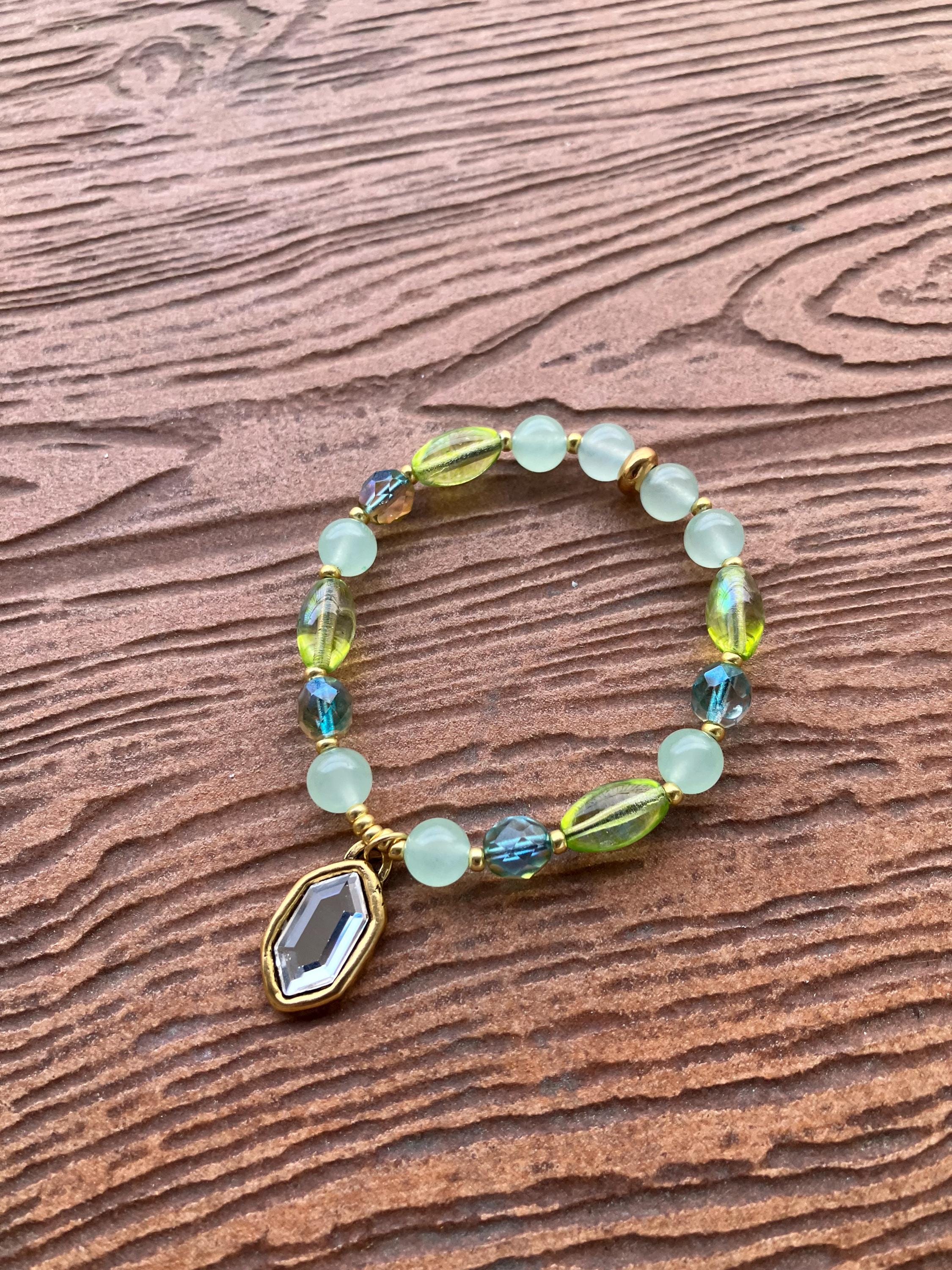 Bracelet, bracelet chic, semi précieuse, aventurine, étain massif doré, cristal Swarovski