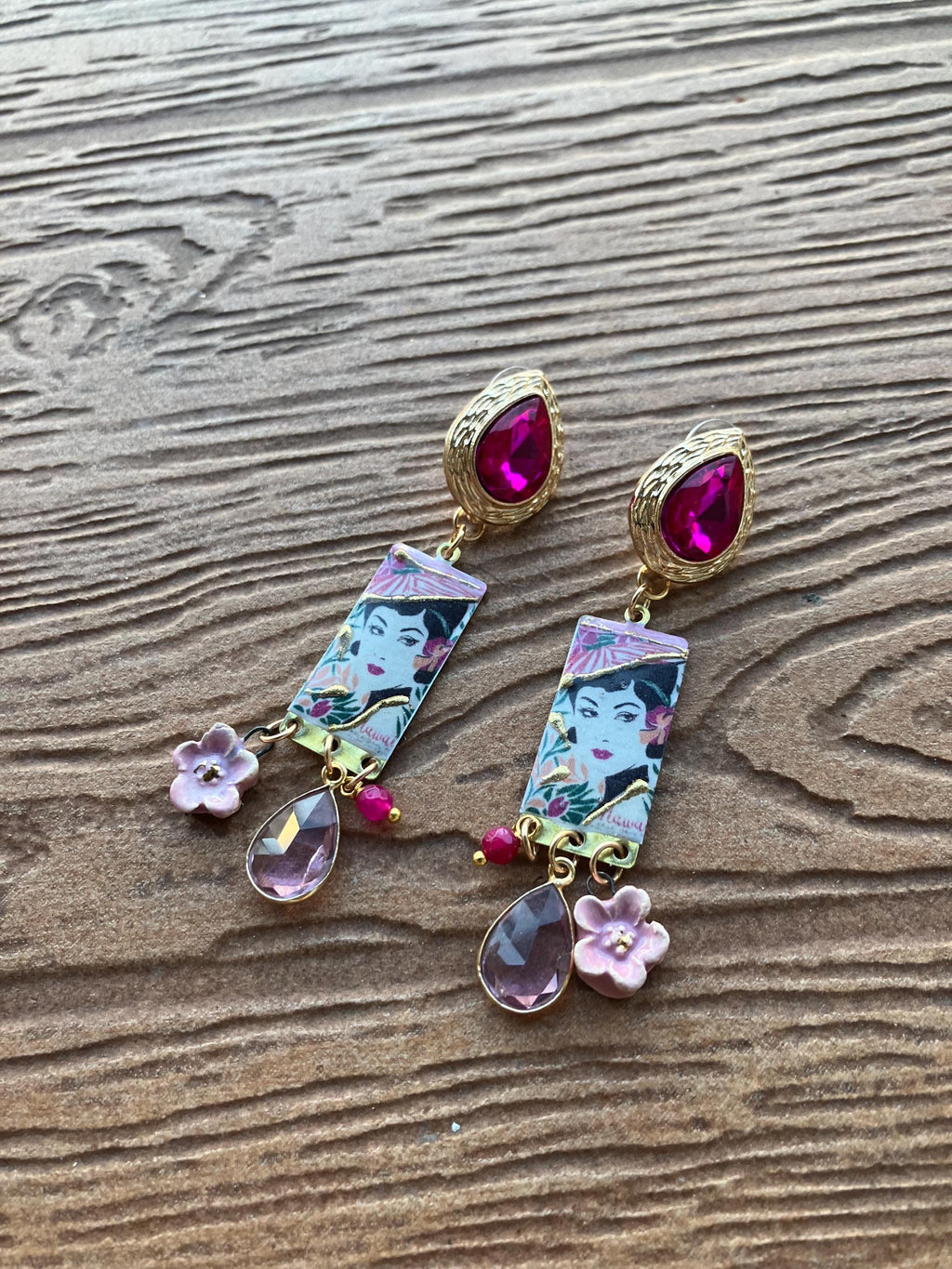 Boucles d oreille japonaises,  en laiton émaillé d art peint, nacre naturelle, quartz et céramique